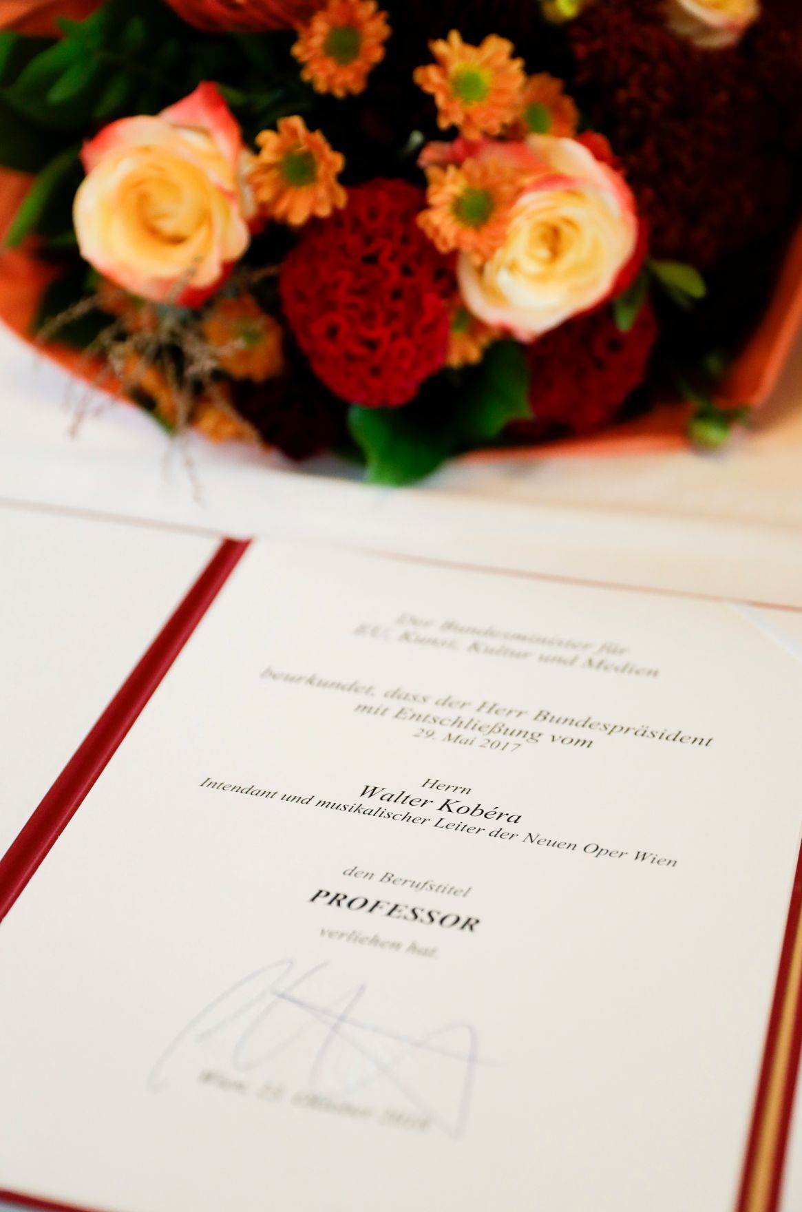 Am 23. Oktober 2018 wurden die Urkunden &uuml;ber die Verleihung des Berufstitels Professorin an Mechthild Bartolomey und des Berufstitels Professor an Walter Kob&eacute;ra &uuml;berreicht.