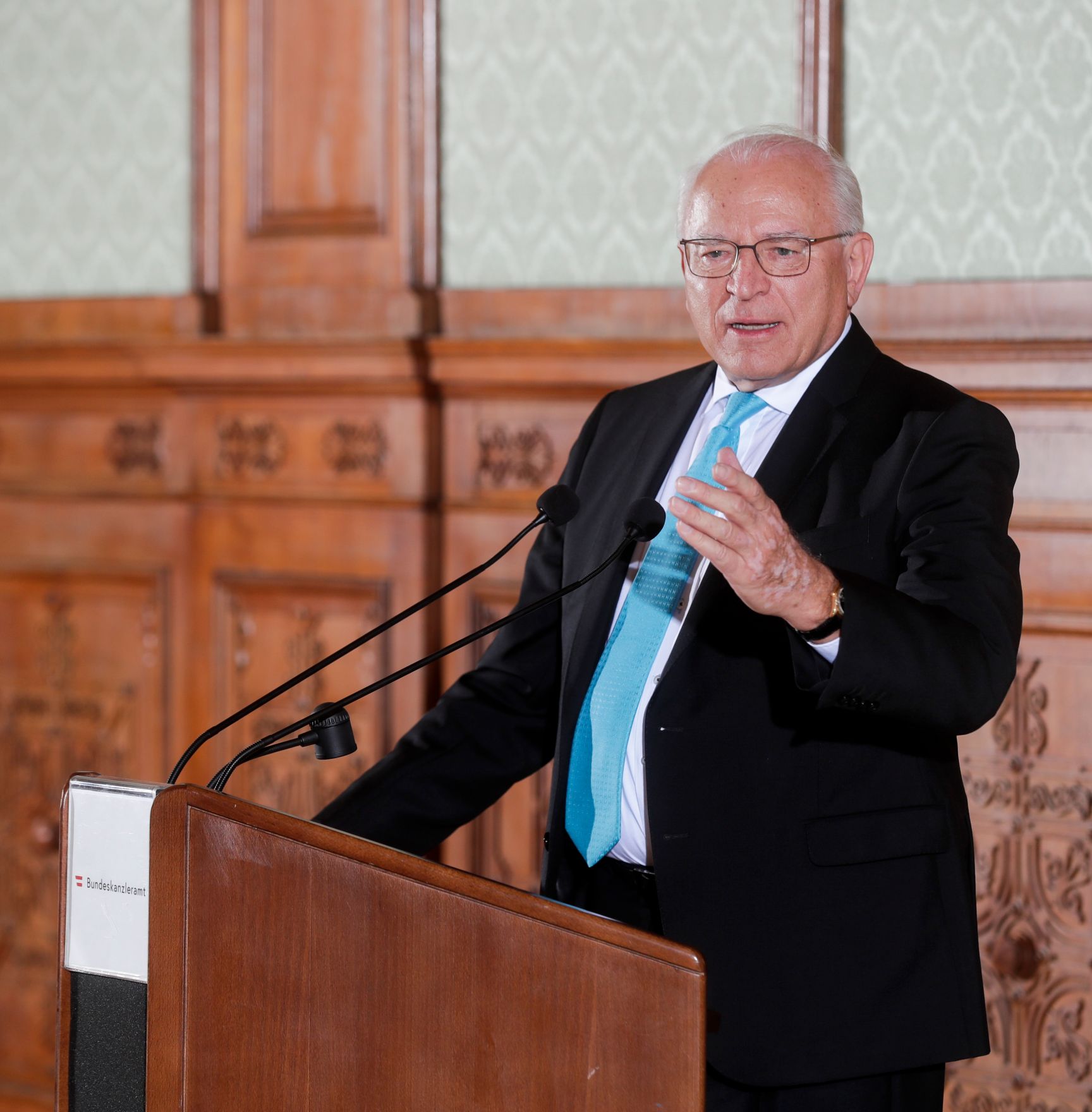 Am 23. Oktober 2018 wurden die Urkunden &uuml;ber die Verleihung des Berufstitels Professorin an Mechthild Bartolomey und des Berufstitels Professor an Walter Kob&eacute;ra &uuml;berreicht. Im Bild Laudator Claus Raidl.