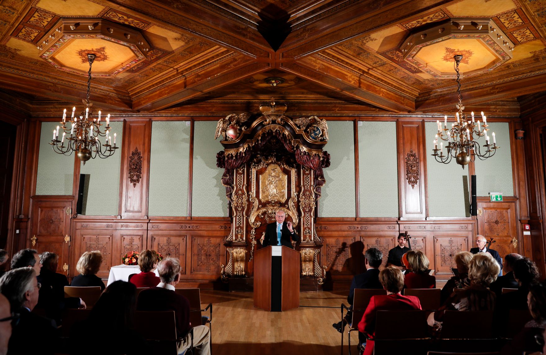 Am 23. Oktober 2018 wurden die Urkunden &uuml;ber die Verleihung des Berufstitels Professorin an Mechthild Bartolomey und des Berufstitels Professor an Walter Kob&eacute;ra &uuml;berreicht. Im Bild Laudator Claus Raidl.
