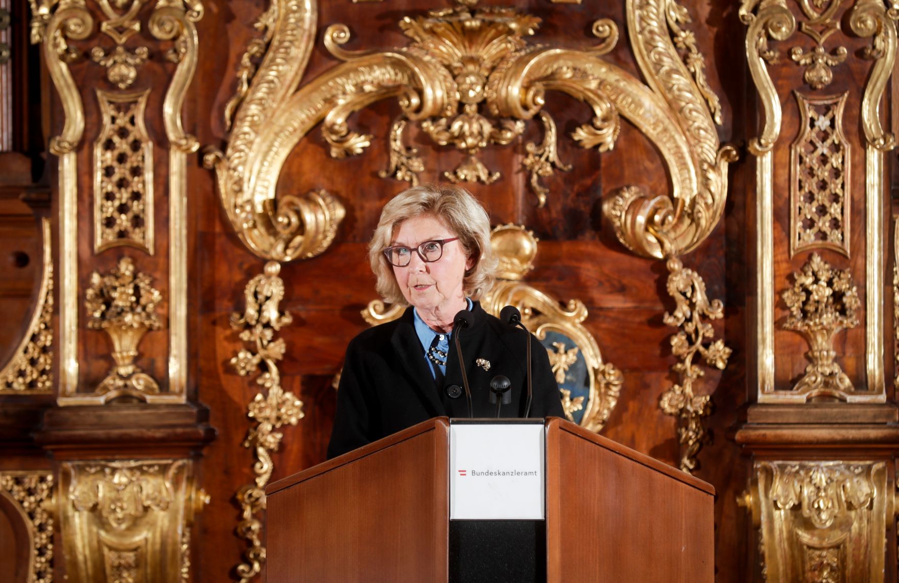 Am 23. Oktober 2018 wurden die Urkunden &uuml;ber die Verleihung des Berufstitels Professorin an Mechthild Bartolomey und des Berufstitels Professor an Walter Kob&eacute;ra &uuml;berreicht. Im Bild Laudatorin Heide Tenner.