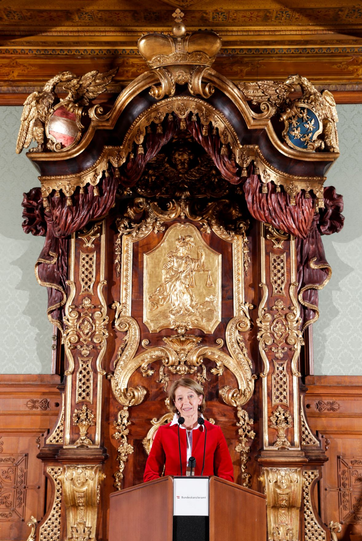 Am 23. Oktober 2018 wurden die Urkunden &uuml;ber die Verleihung des Berufstitels Professorin an Mechthild Bartolomey (im Bild) und des Berufstitels Professor an Walter Kob&eacute;ra &uuml;berreicht.