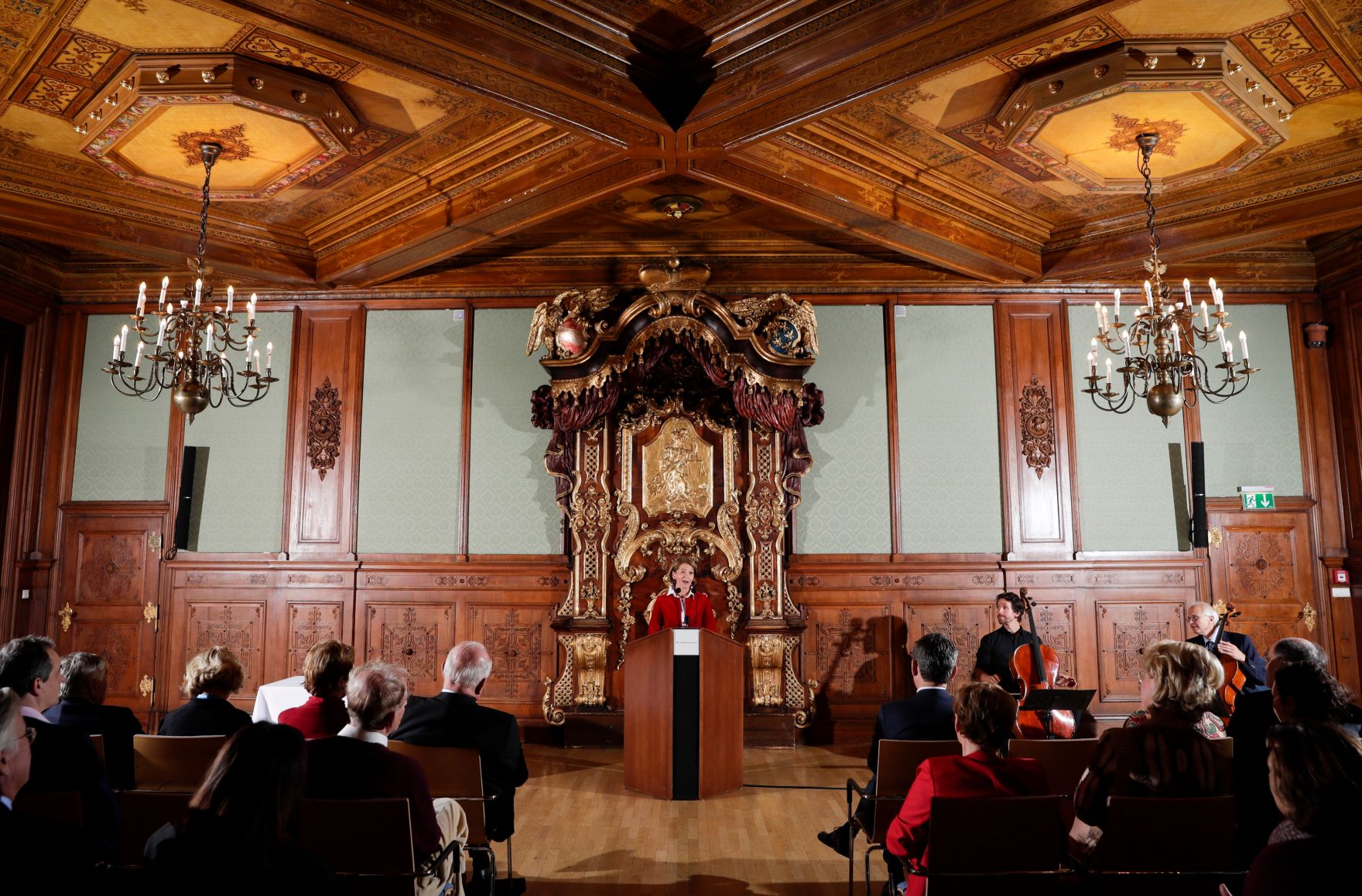 Am 23. Oktober 2018 wurden die Urkunden &uuml;ber die Verleihung des Berufstitels Professorin an Mechthild Bartolomey (im Bild) und des Berufstitels Professor an Walter Kob&eacute;ra &uuml;berreicht.