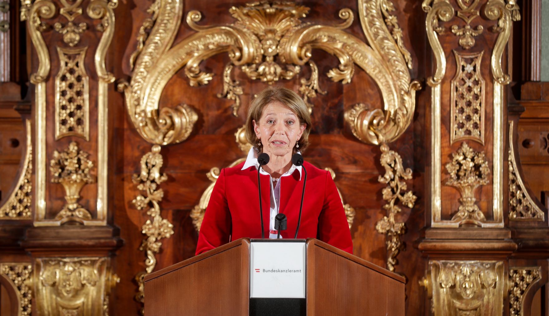 Am 23. Oktober 2018 wurden die Urkunden &uuml;ber die Verleihung des Berufstitels Professorin an Mechthild Bartolomey (im Bild) und des Berufstitels Professor an Walter Kob&eacute;ra &uuml;berreicht.