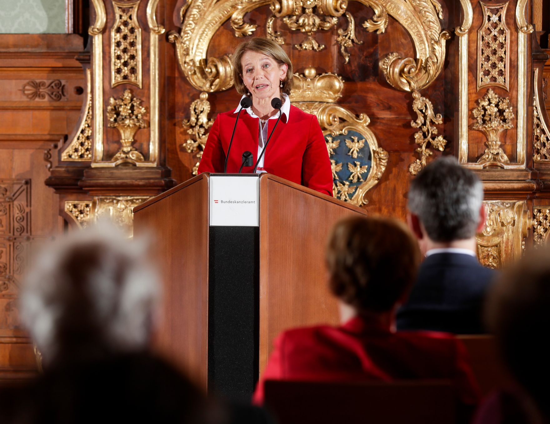 Am 23. Oktober 2018 wurden die Urkunden &uuml;ber die Verleihung des Berufstitels Professorin an Mechthild Bartolomey (im Bild) und des Berufstitels Professor an Walter Kob&eacute;ra &uuml;berreicht.