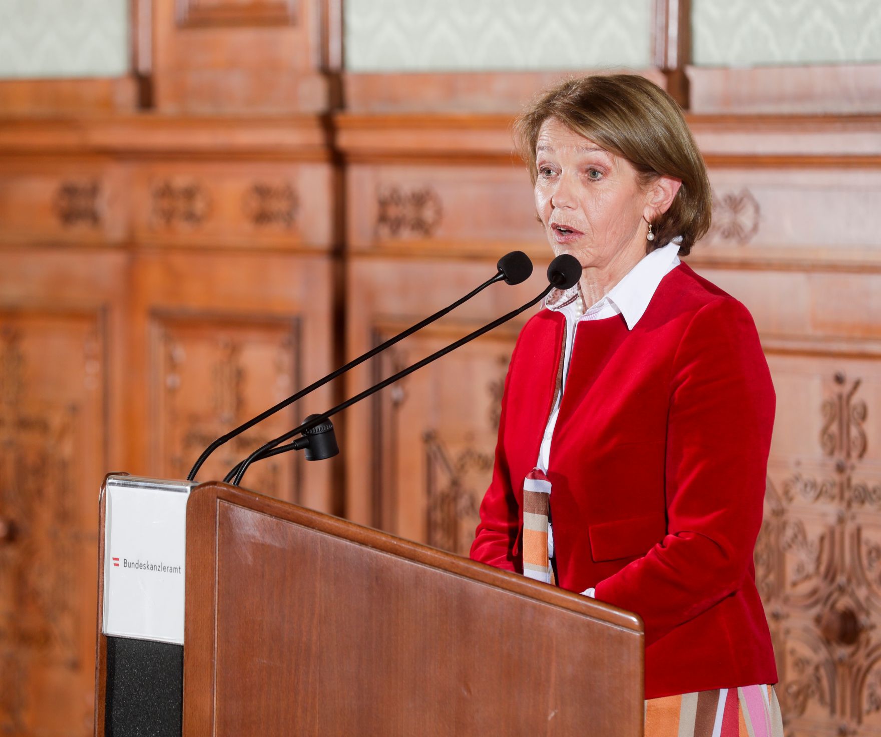 Am 23. Oktober 2018 wurden die Urkunden &uuml;ber die Verleihung des Berufstitels Professorin an Mechthild Bartolomey (im Bild) und des Berufstitels Professor an Walter Kob&eacute;ra &uuml;berreicht.