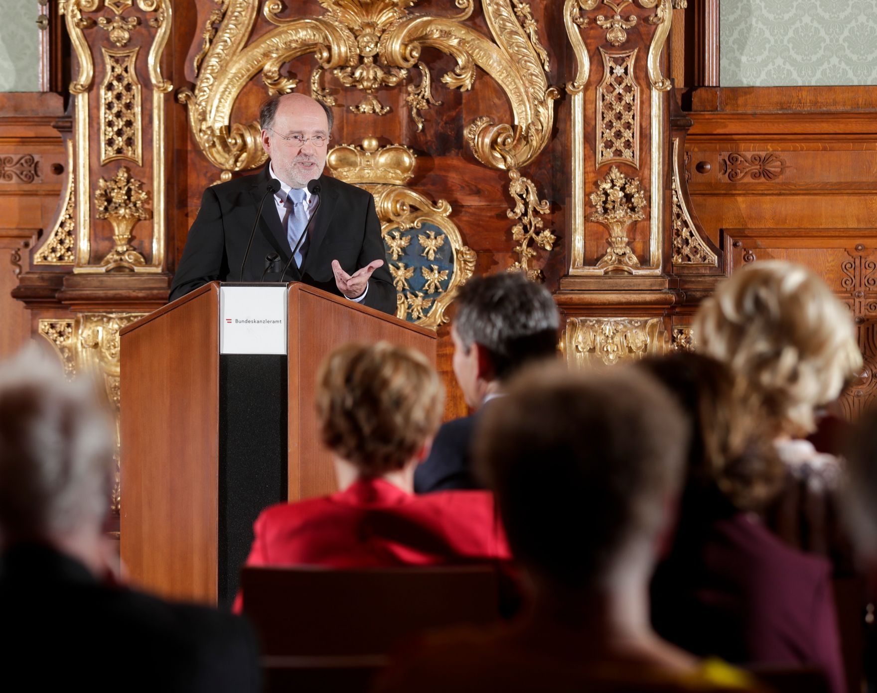 Am 23. Oktober 2018 wurden die Urkunden &uuml;ber die Verleihung des Berufstitels Professorin an Mechthild Bartolomey und des Berufstitels Professor an Walter Kob&eacute;ra (im Bild) &uuml;berreicht.