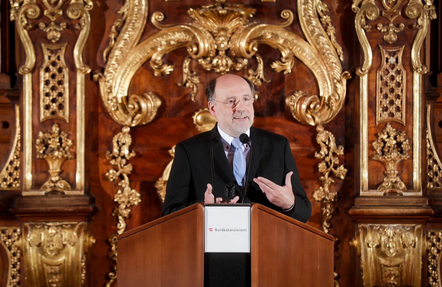 Am 23. Oktober 2018 wurden die Urkunden &uuml;ber die Verleihung des Berufstitels Professorin an Mechthild Bartolomey und des Berufstitels Professor an Walter Kob&eacute;ra (im Bild) &uuml;berreicht.