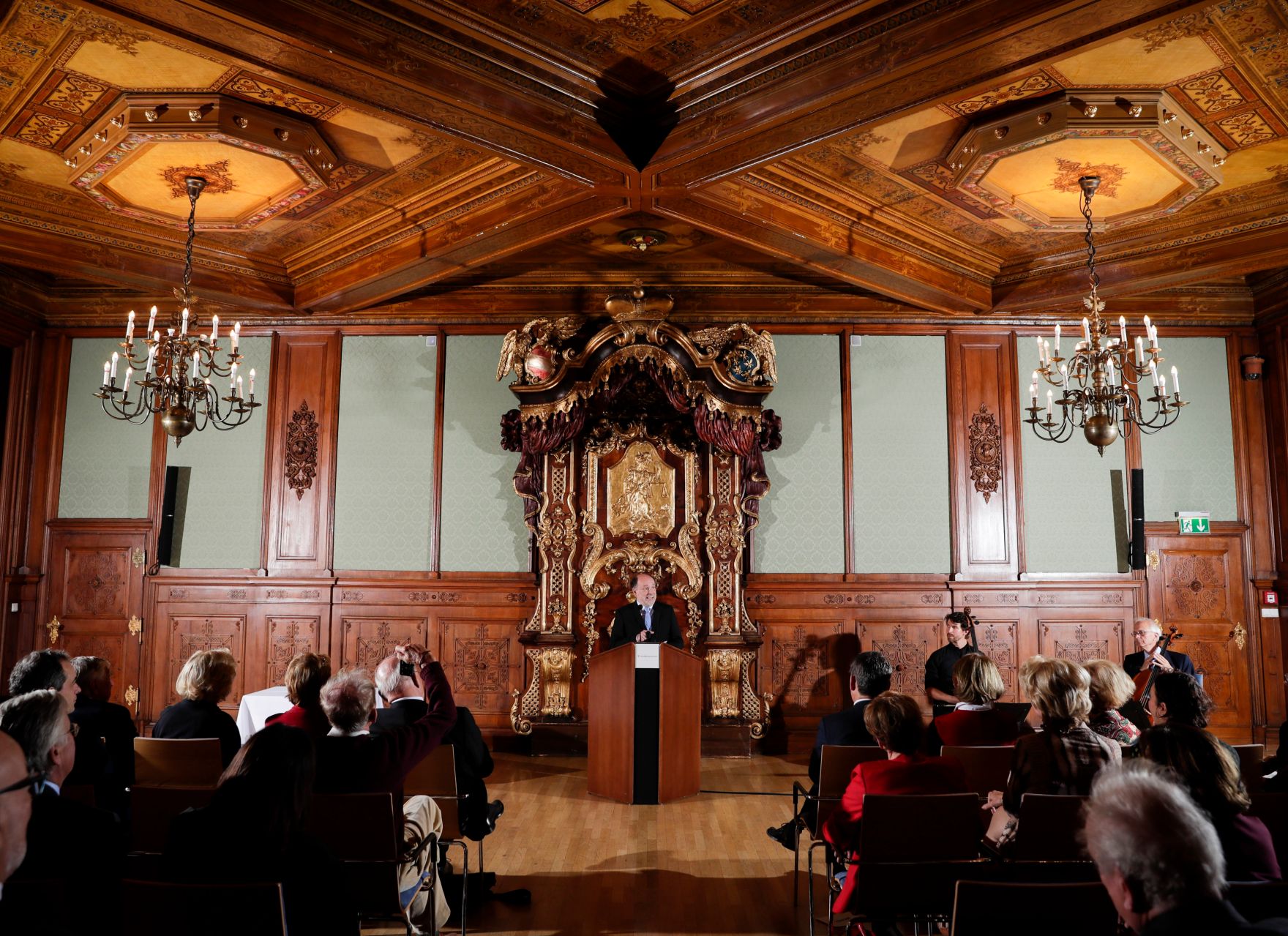 Am 23. Oktober 2018 wurden die Urkunden &uuml;ber die Verleihung des Berufstitels Professorin an Mechthild Bartolomey und des Berufstitels Professor an Walter Kob&eacute;ra (im Bild) &uuml;berreicht.