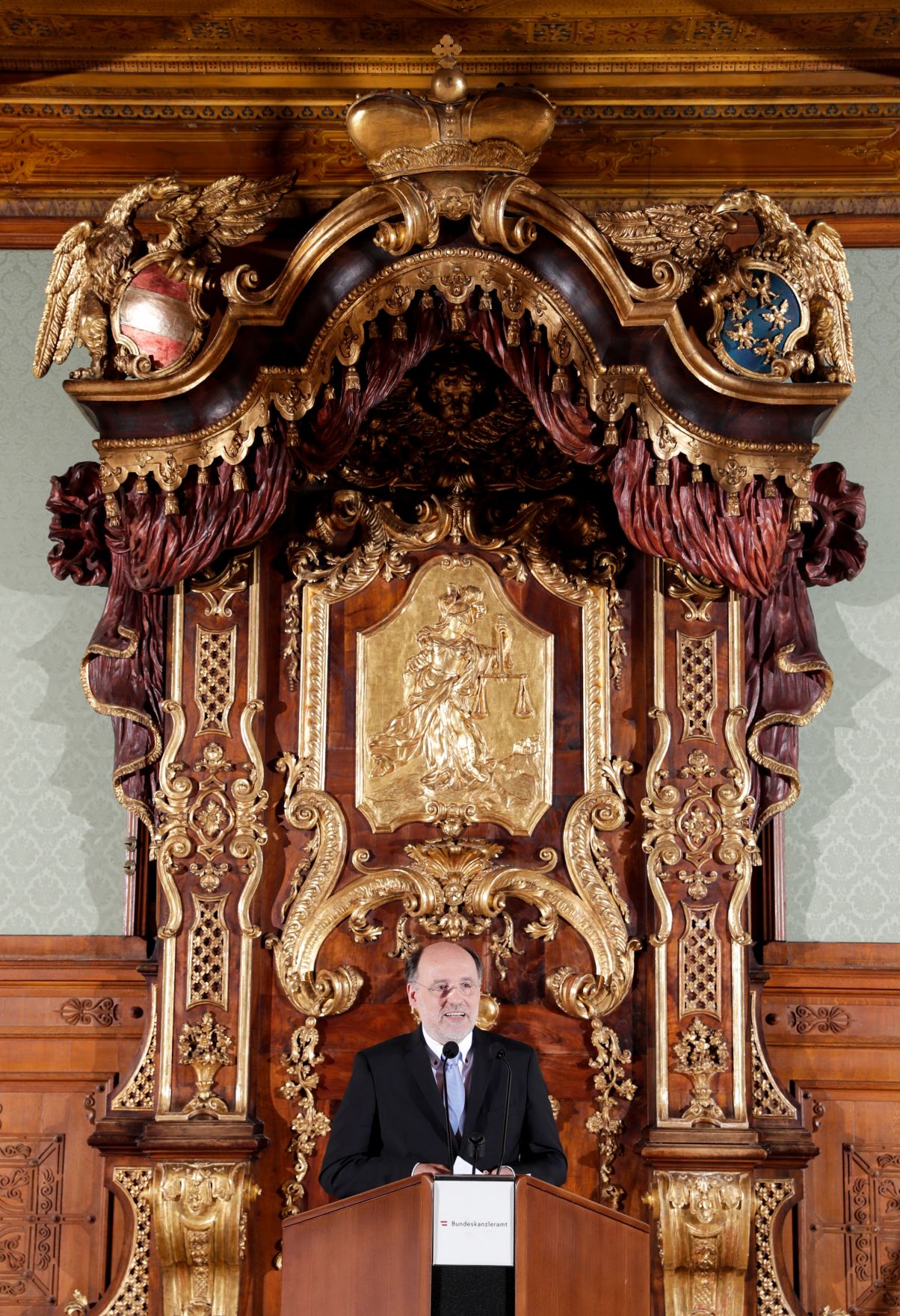 Am 23. Oktober 2018 wurden die Urkunden &uuml;ber die Verleihung des Berufstitels Professorin an Mechthild Bartolomey und des Berufstitels Professor an Walter Kob&eacute;ra (im Bild) &uuml;berreicht.