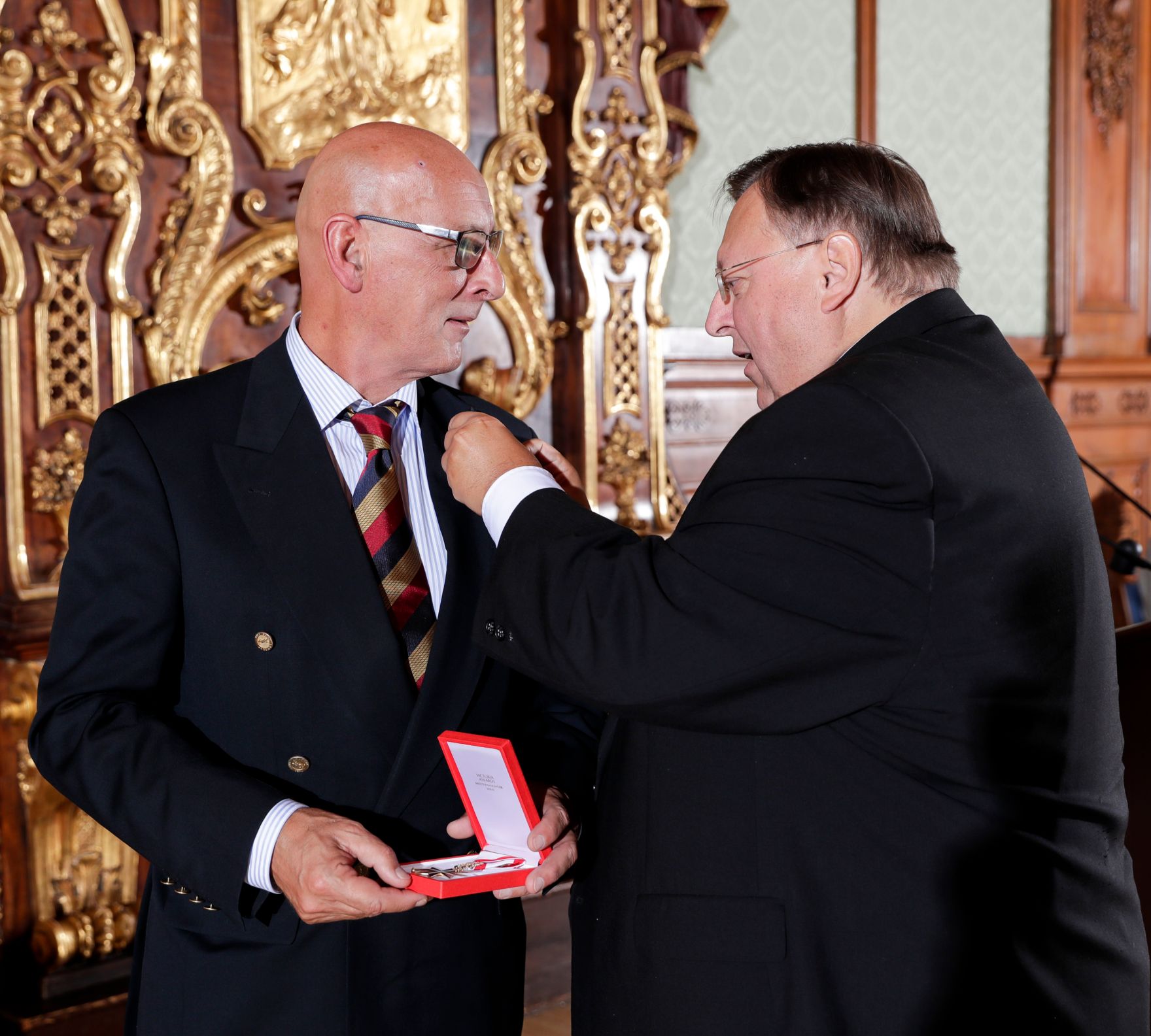 Am 23. Oktober 2018 &uuml;berreichte Ministerialrat Reinhold Hohengartner (r.) das Goldene Ehrenzeichen f&uuml;r Verdienste um die Republik &Ouml;sterreich an Gerhard Hermanky (l.) und Karl Novak.