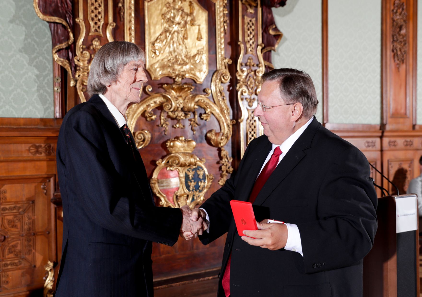 Am 23. Oktober 2018 &uuml;berreichte Ministerialrat Reinhold Hohengartner (r.) das Goldene Ehrenzeichen f&uuml;r Verdienste um die Republik &Ouml;sterreich an Gerhard Hermanky und Karl Novak (l.).
