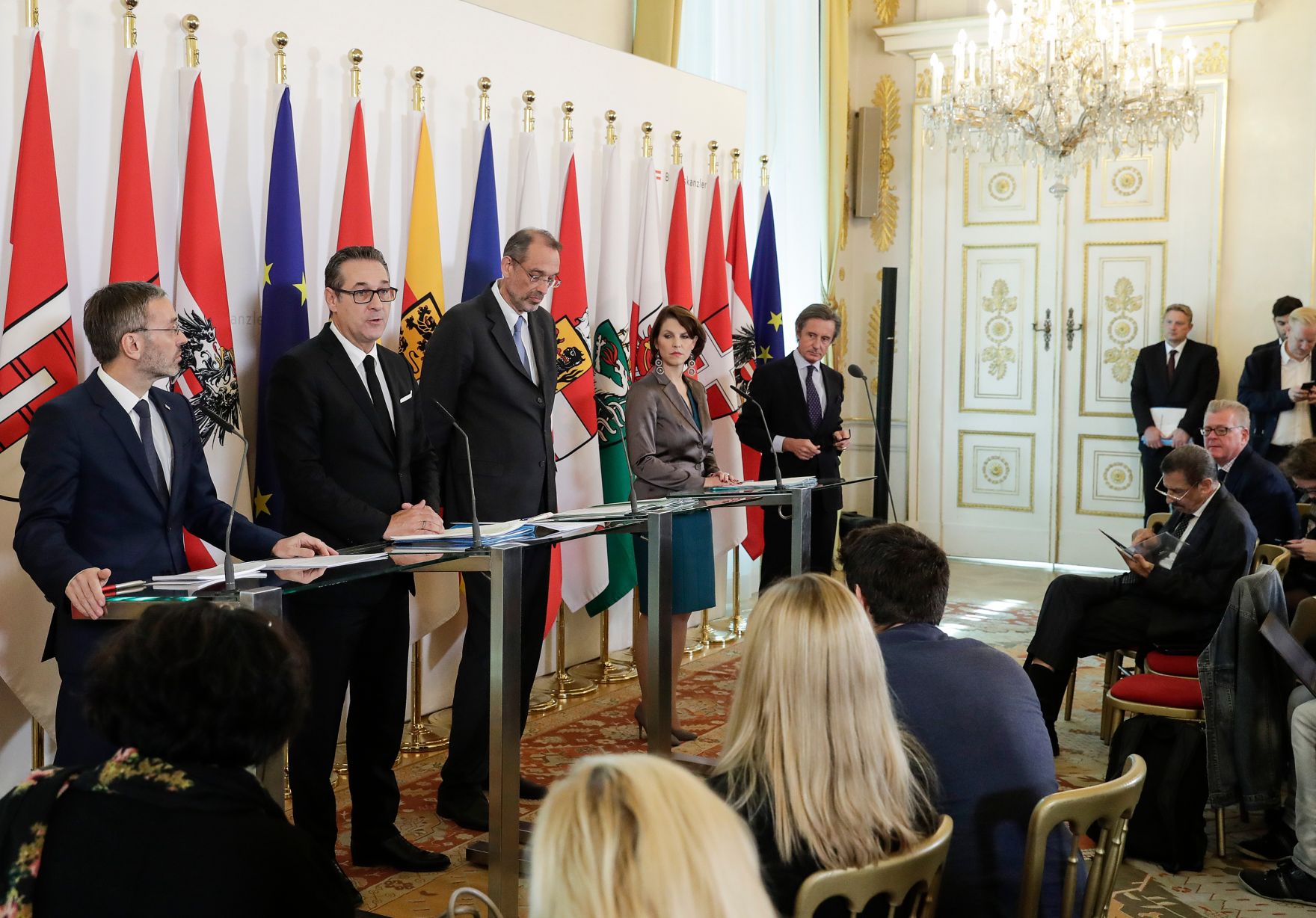 Bundesminister Herbert Kickl, Vizekanzler Heinz-Christian Strache, Bundesminister Heinz Fa&szlig;mann, Staatssekret&auml;rin Karoline Edtstadler und Regierungssprecher Peter Launsky-Tieffenthal (v.l.n.r.) beim Pressefoyer nach dem Ministerrat am 31. Oktober 2018.