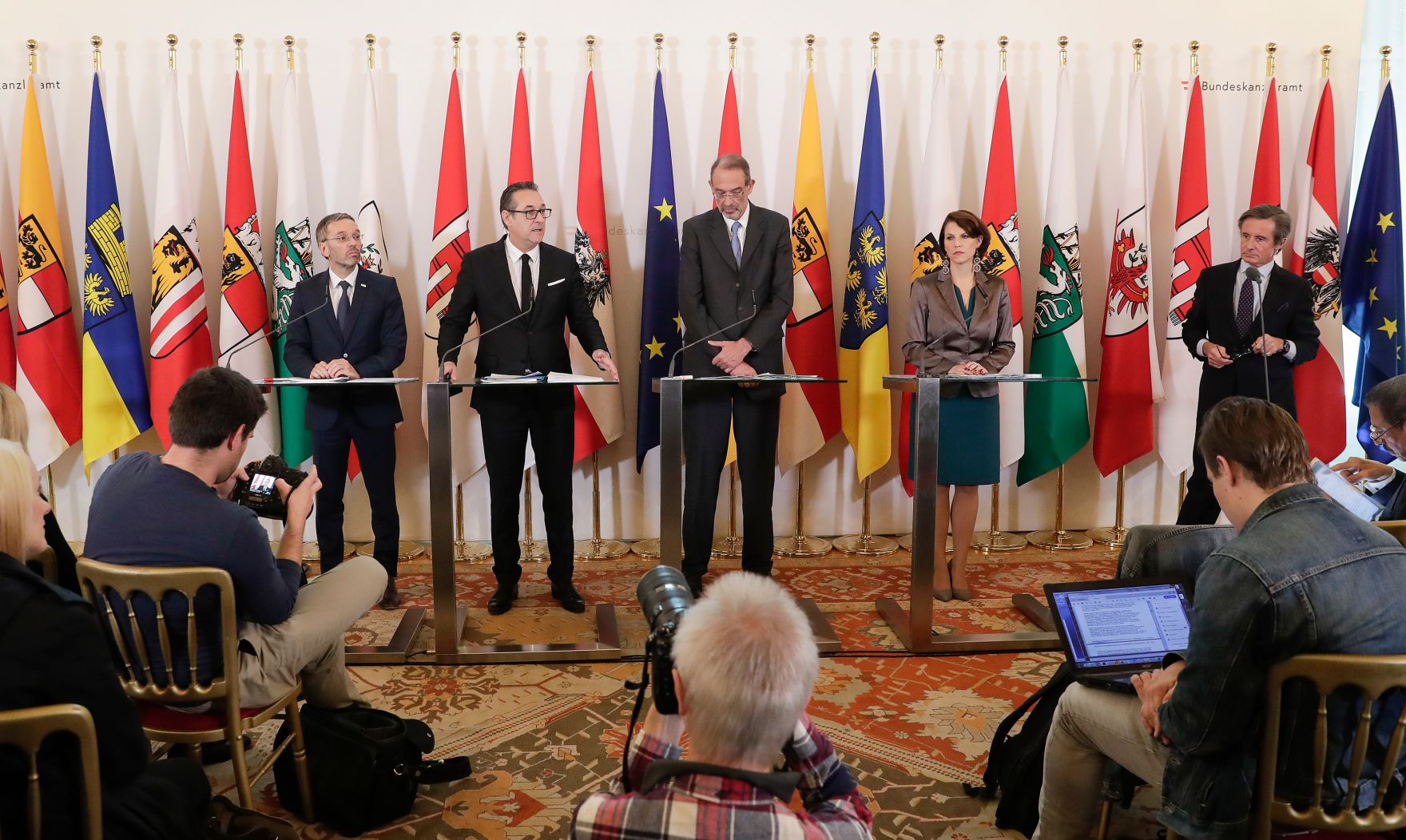 Bundesminister Herbert Kickl, Vizekanzler Heinz-Christian Strache, Bundesminister Heinz Fa&szlig;mann, Staatssekret&auml;rin Karoline Edtstadler und Regierungssprecher Peter Launsky-Tieffenthal (v.l.n.r.) beim Pressefoyer nach dem Ministerrat am 31. Oktober 2018.