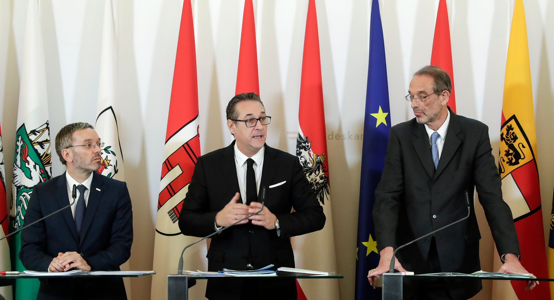 Bundesminister Herbert Kickl, Vizekanzler Heinz-Christian Strache und Bundesminister Heinz Fa&szlig;mann (v.l.n.r.) beim Pressefoyer nach dem Ministerrat am 31. Oktober 2018.