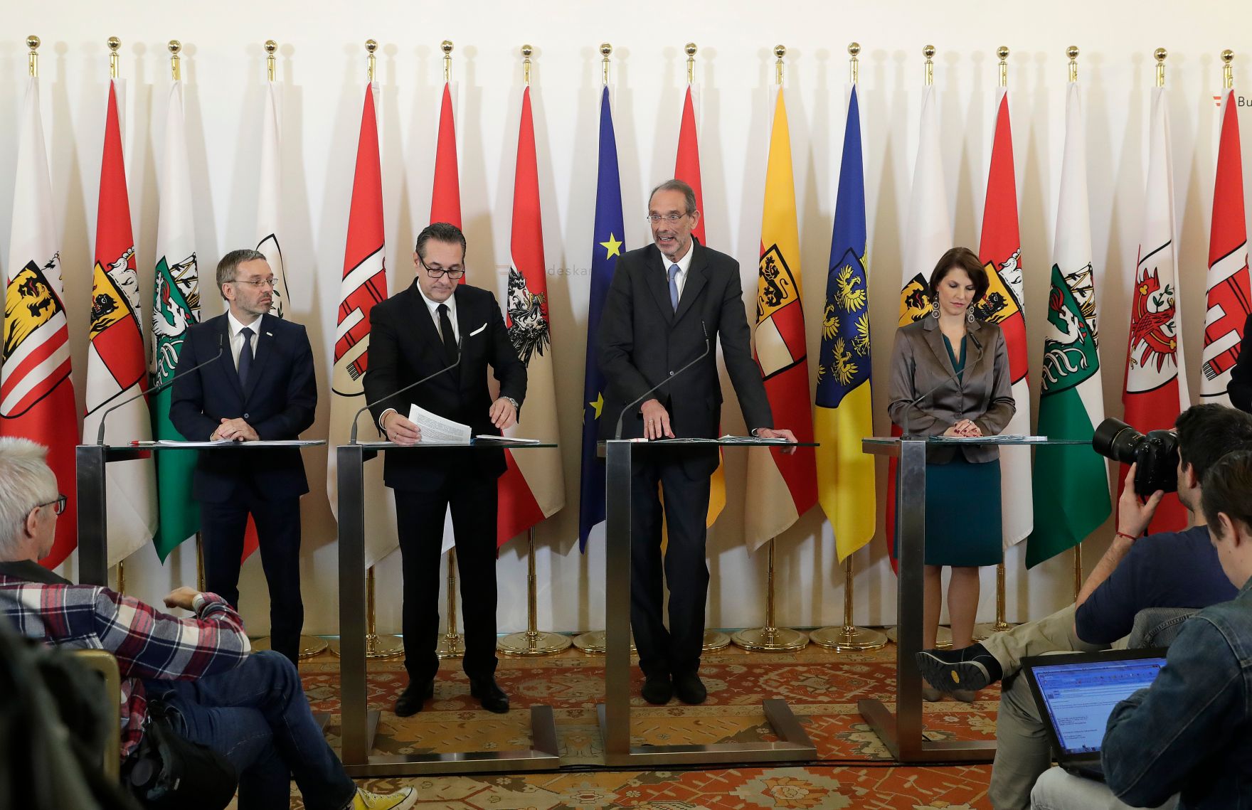 Bundesminister Herbert Kickl, Vizekanzler Heinz-Christian Strache, Bundesminister Heinz Fa&szlig;mann und Staatssekret&auml;rin Karoline Edtstadler (v.l.n.r.) beim Pressefoyer nach dem Ministerrat am 31. Oktober 2018.