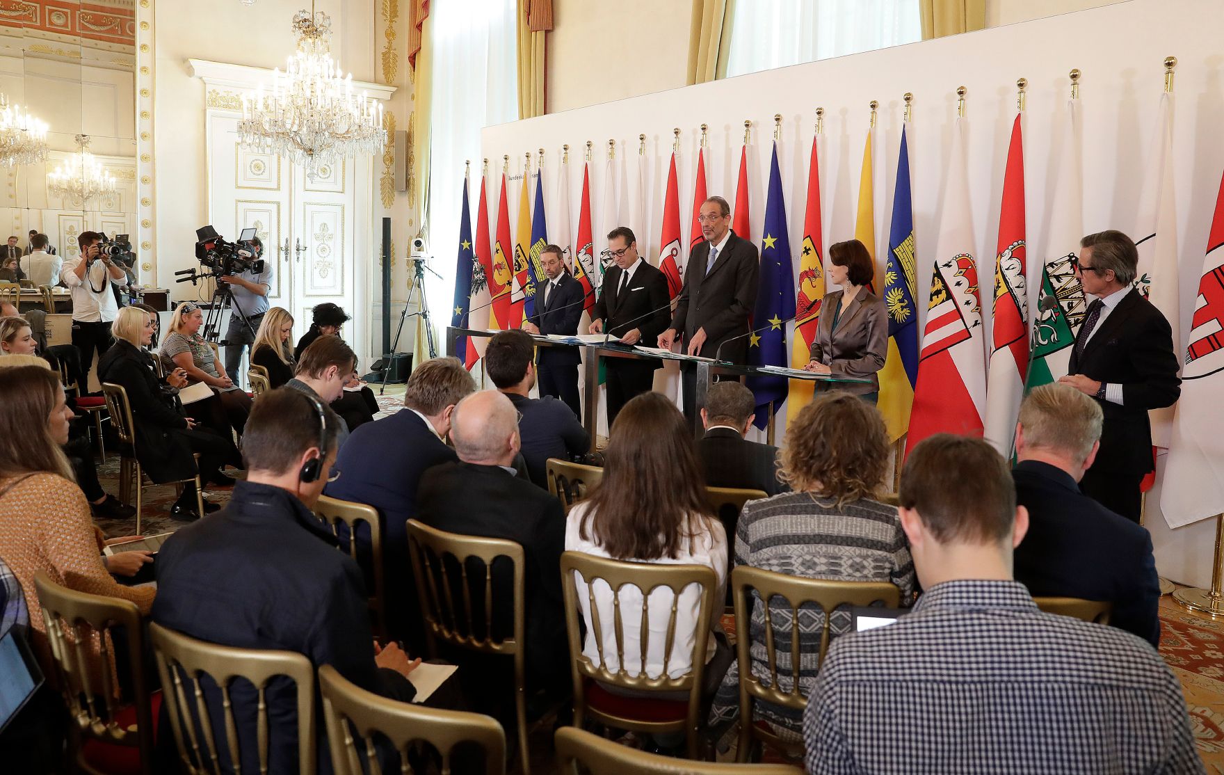 Bundesminister Herbert Kickl, Vizekanzler Heinz-Christian Strache, Bundesminister Heinz Fa&szlig;mann, Staatssekret&auml;rin Karoline Edtstadler und Regierungssprecher Peter Launsky-Tieffenthal (v.l.n.r.) beim Pressefoyer nach dem Ministerrat am 31. Oktober 2018.