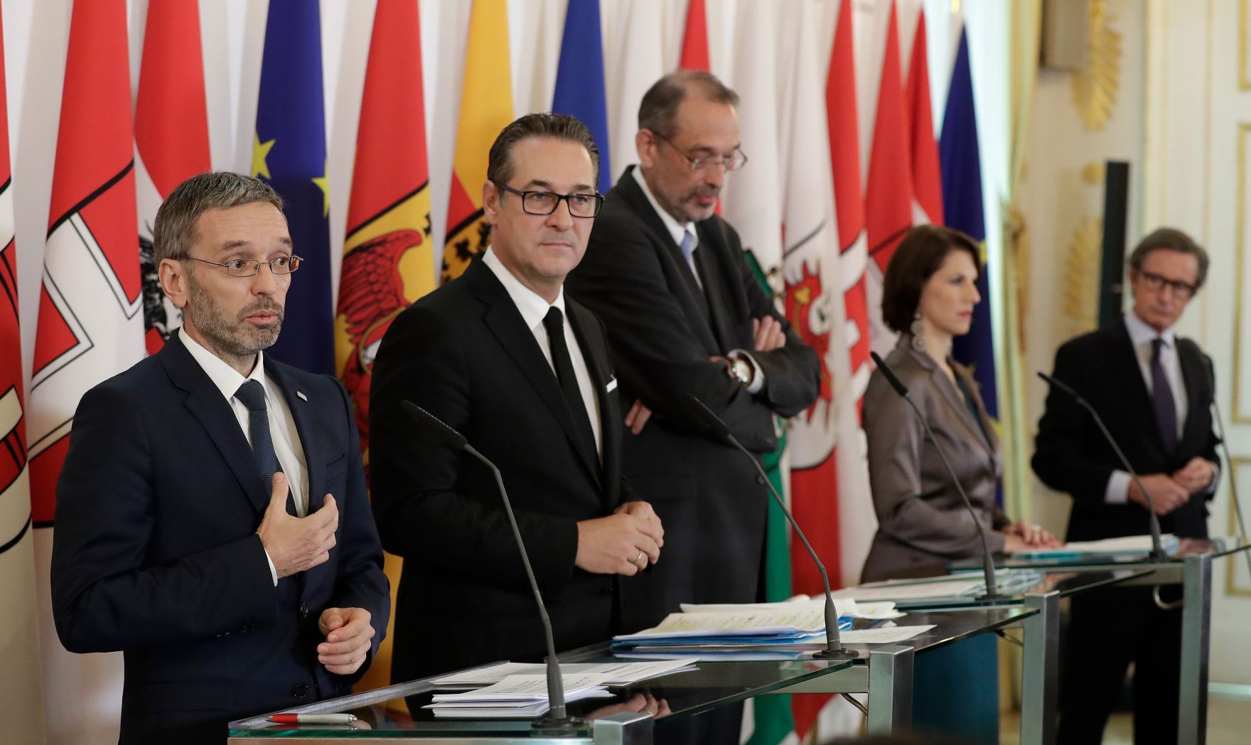 Bundesminister Herbert Kickl, Vizekanzler Heinz-Christian Strache, Bundesminister Heinz Fa&szlig;mann, Staatssekret&auml;rin Karoline Edtstadler und Regierungssprecher Peter Launsky-Tieffenthal (v.l.n.r.) beim Pressefoyer nach dem Ministerrat am 31. Oktober 2018.