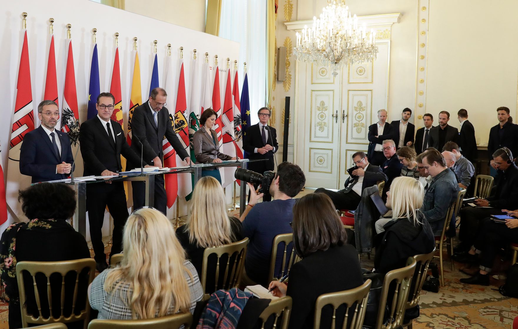 Bundesminister Herbert Kickl, Vizekanzler Heinz-Christian Strache, Bundesminister Heinz Fa&szlig;mann, Staatssekret&auml;rin Karoline Edtstadler und Regierungssprecher Peter Launsky-Tieffenthal (v.l.n.r.) beim Pressefoyer nach dem Ministerrat am 31. Oktober 2018.