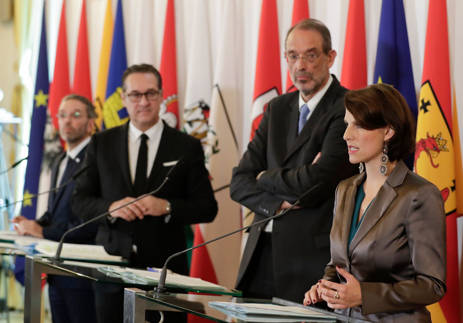 Bundesminister Herbert Kickl, Vizekanzler Heinz-Christian Strache, Bundesminister Heinz Fa&szlig;mann und Staatssekret&auml;rin Karoline Edtstadler (v.l.n.r.) beim Pressefoyer nach dem Ministerrat am 31. Oktober 2018.