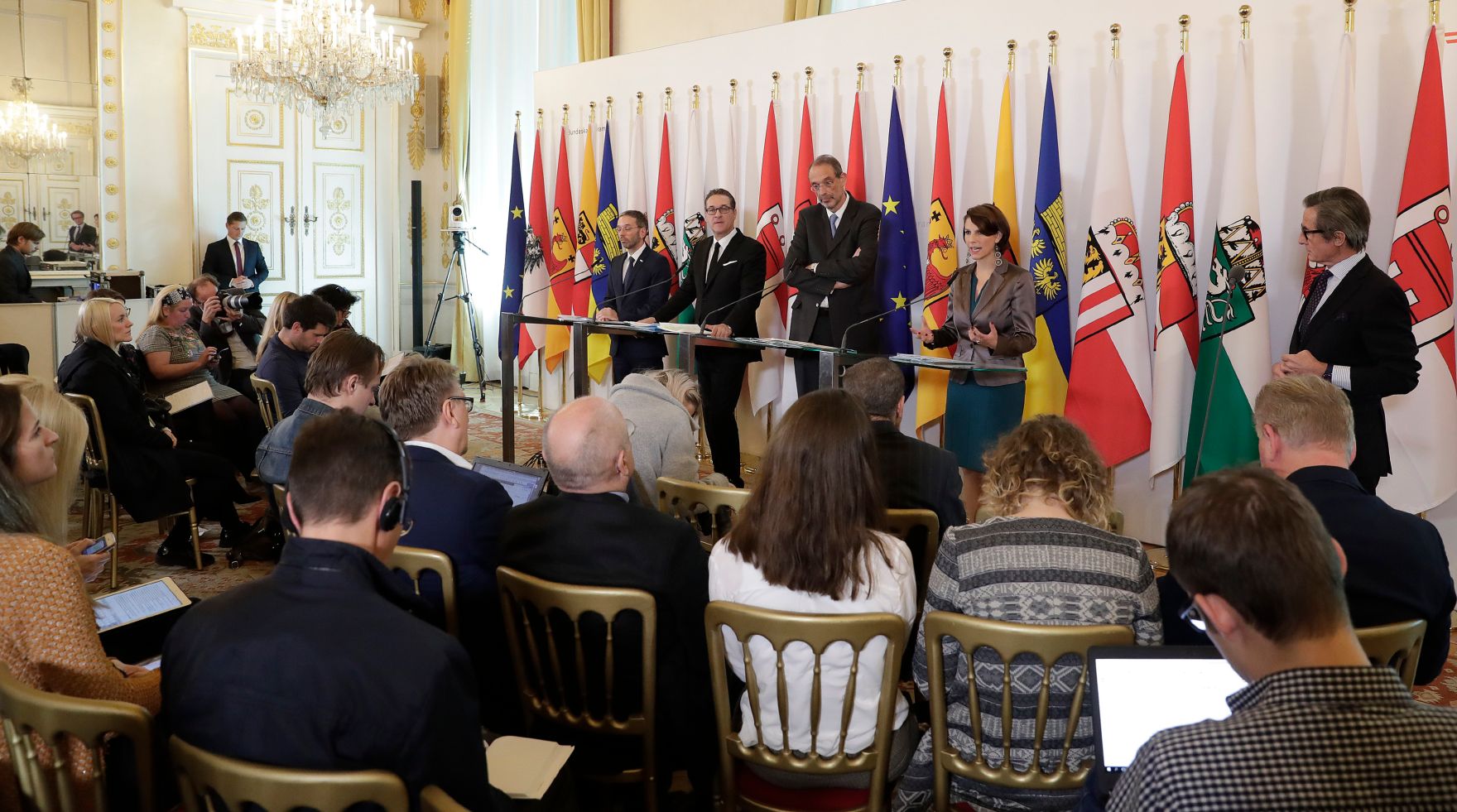 Bundesminister Herbert Kickl, Vizekanzler Heinz-Christian Strache, Bundesminister Heinz Fa&szlig;mann, Staatssekret&auml;rin Karoline Edtstadler und Regierungssprecher Peter Launsky-Tieffenthal (v.l.n.r.) beim Pressefoyer nach dem Ministerrat am 31. Oktober 2018.