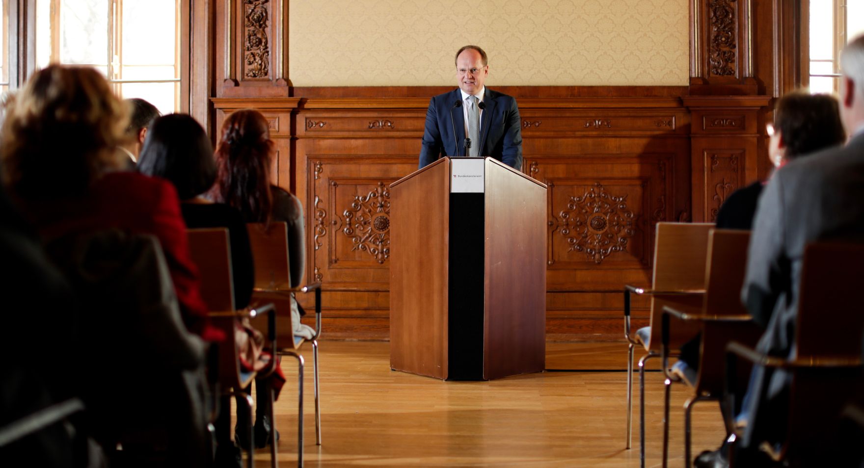 Am 7. November 2018 &uuml;berreichte Christian Kircher (im Bild) das &Ouml;sterreichische Ehrenkreuz f&uuml;r Wissenschaft und Kunst I. Klasse an Gregor Hatala.