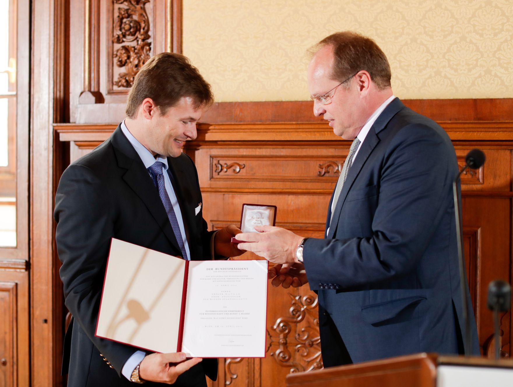 Am 7. November 2018 &uuml;berreichte Christian Kircher (r.) das &Ouml;sterreichische Ehrenkreuz f&uuml;r Wissenschaft und Kunst I. Klasse an Gregor Hatala (l.).