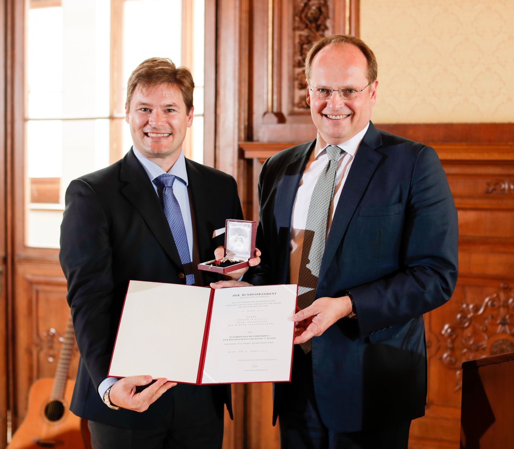 Am 7. November 2018 &uuml;berreichte Christian Kircher (r.) das &Ouml;sterreichische Ehrenkreuz f&uuml;r Wissenschaft und Kunst I. Klasse an Gregor Hatala (l.).