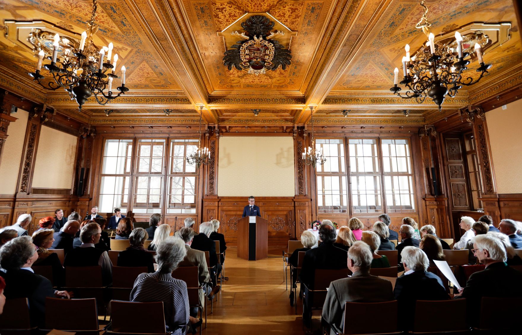 Am 7. November 2018 &uuml;berreichte Sektionschef J&uuml;rgen Meindl (im Bild) das Gro&szlig;e Ehrenzeichen f&uuml;r Verdienste um die Republik &Ouml;sterreich an Karin Kathrein und die Urkunde &uuml;ber die Verleihung des Berufstitels Professor an Stephan-Matthias Lademann.