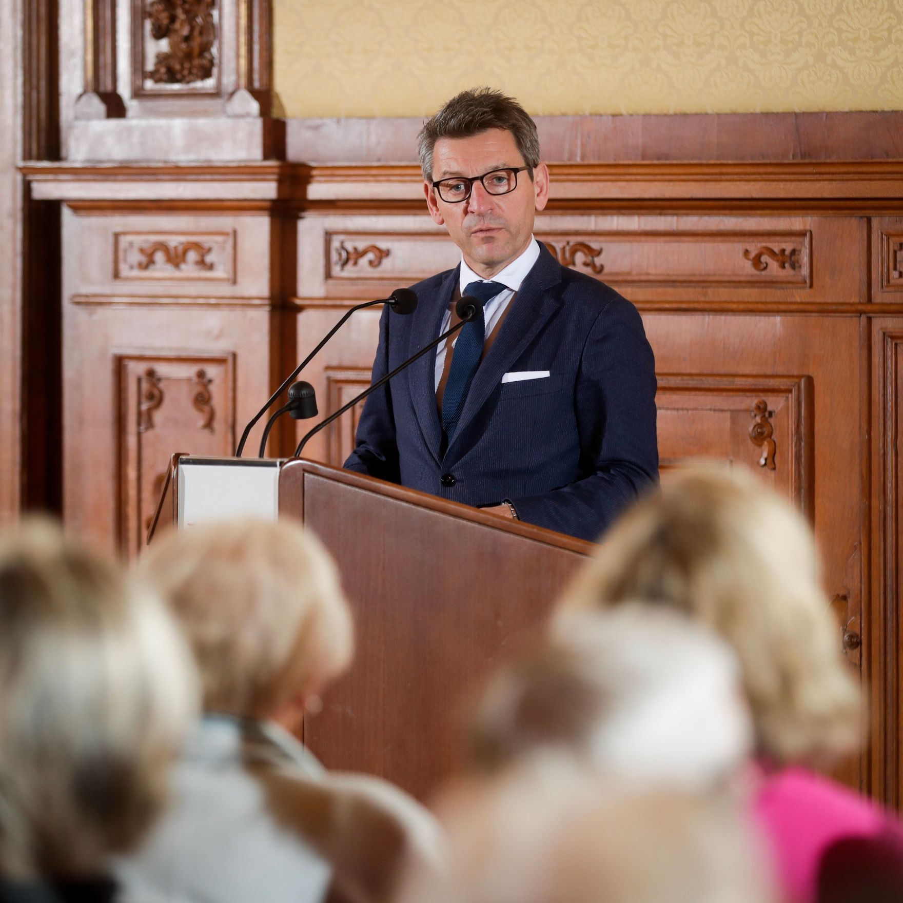 Am 7. November 2018 &uuml;berreichte Sektionschef J&uuml;rgen Meindl (im Bild) das Gro&szlig;e Ehrenzeichen f&uuml;r Verdienste um die Republik &Ouml;sterreich an Karin Kathrein und die Urkunde &uuml;ber die Verleihung des Berufstitels Professor an Stephan-Matthias Lademann.