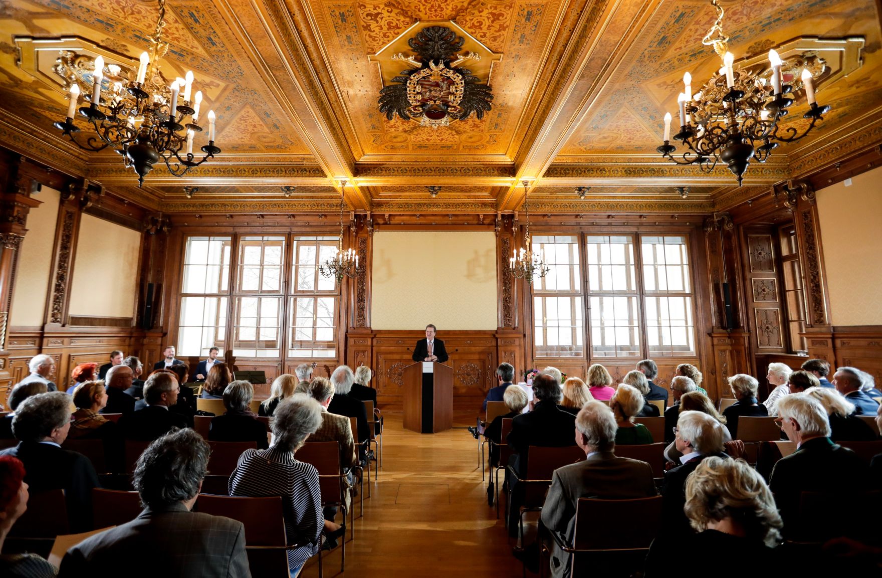 Am 7. November 2018 &uuml;berreichte Sektionschef J&uuml;rgen Meindl das Gro&szlig;e Ehrenzeichen f&uuml;r Verdienste um die Republik &Ouml;sterreich an Karin Kathrein und die Urkunde &uuml;ber die Verleihung des Berufstitels Professor an Stephan-Matthias Lademann. Im Bild der Laudator Benno Schollum.