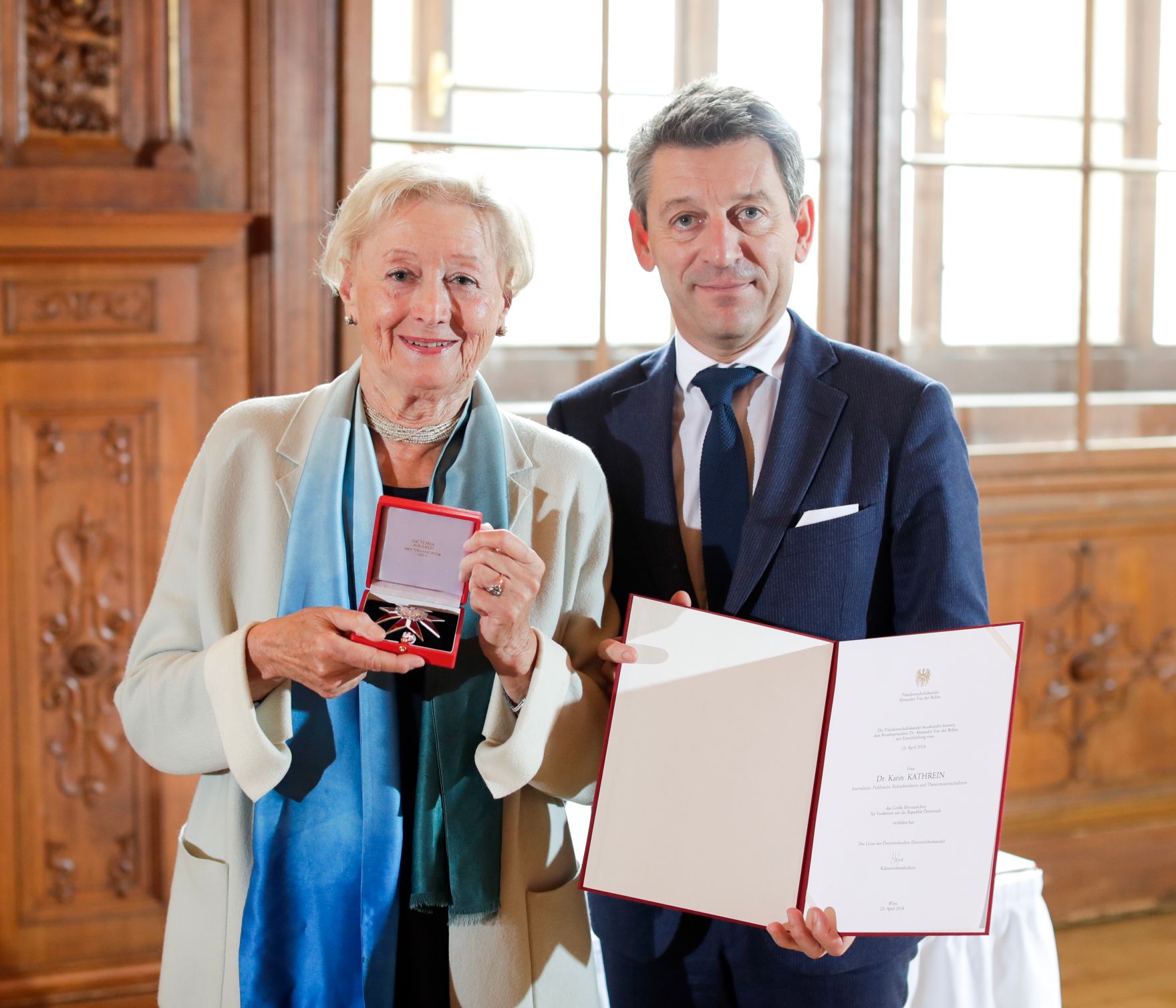 Am 7. November 2018 &uuml;berreichte Sektionschef J&uuml;rgen Meindl (r.) das Gro&szlig;e Ehrenzeichen f&uuml;r Verdienste um die Republik &Ouml;sterreich an Karin Kathrein (l.) und die Urkunde &uuml;ber die Verleihung des Berufstitels Professor an Stephan-Matthias Lademann.