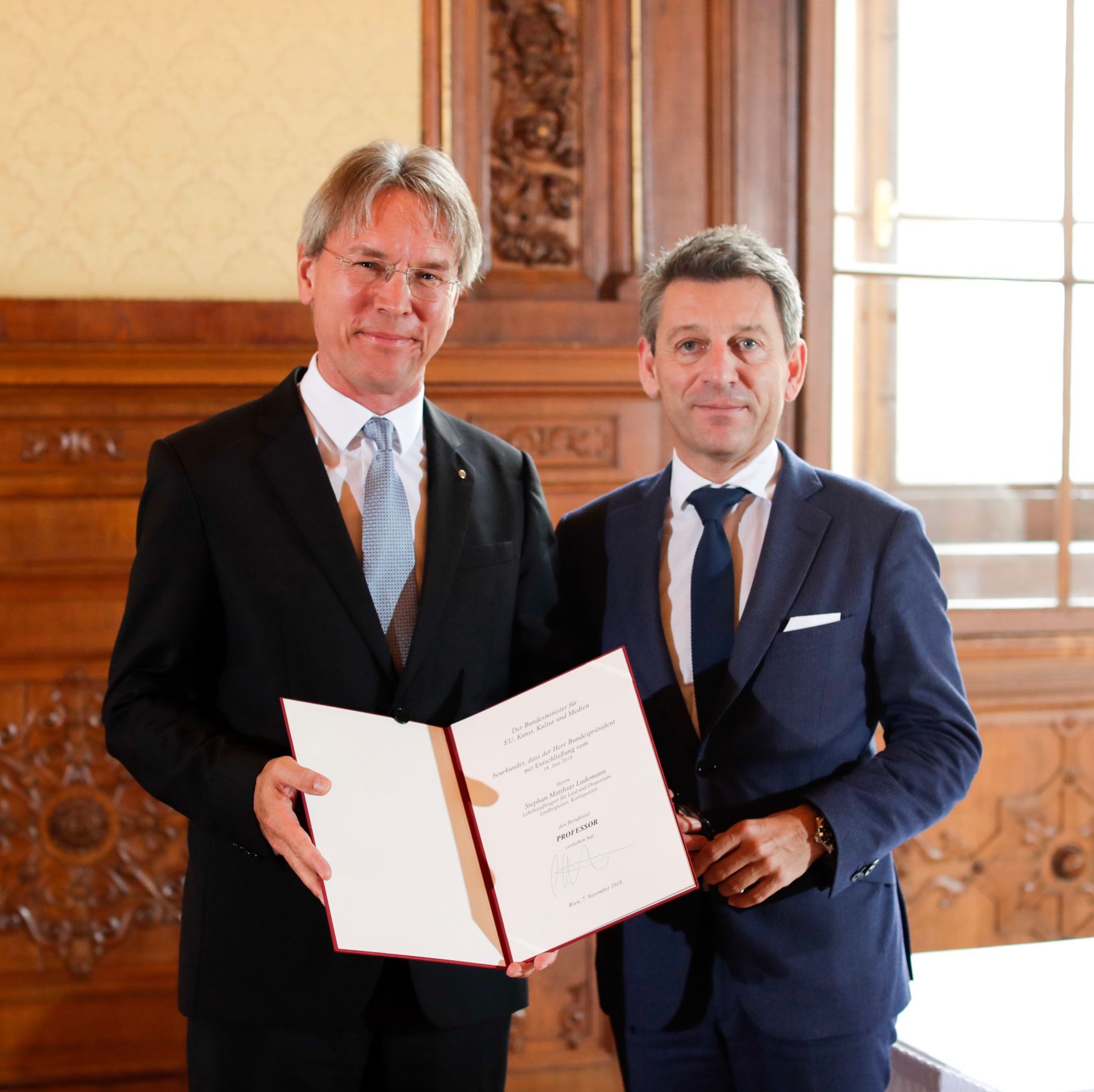 Am 7. November 2018 &uuml;berreichte Sektionschef J&uuml;rgen Meindl (r.) das Gro&szlig;e Ehrenzeichen f&uuml;r Verdienste um die Republik &Ouml;sterreich an Karin Kathrein und die Urkunde &uuml;ber die Verleihung des Berufstitels Professor an Stephan-Matthias Lademann (l.).