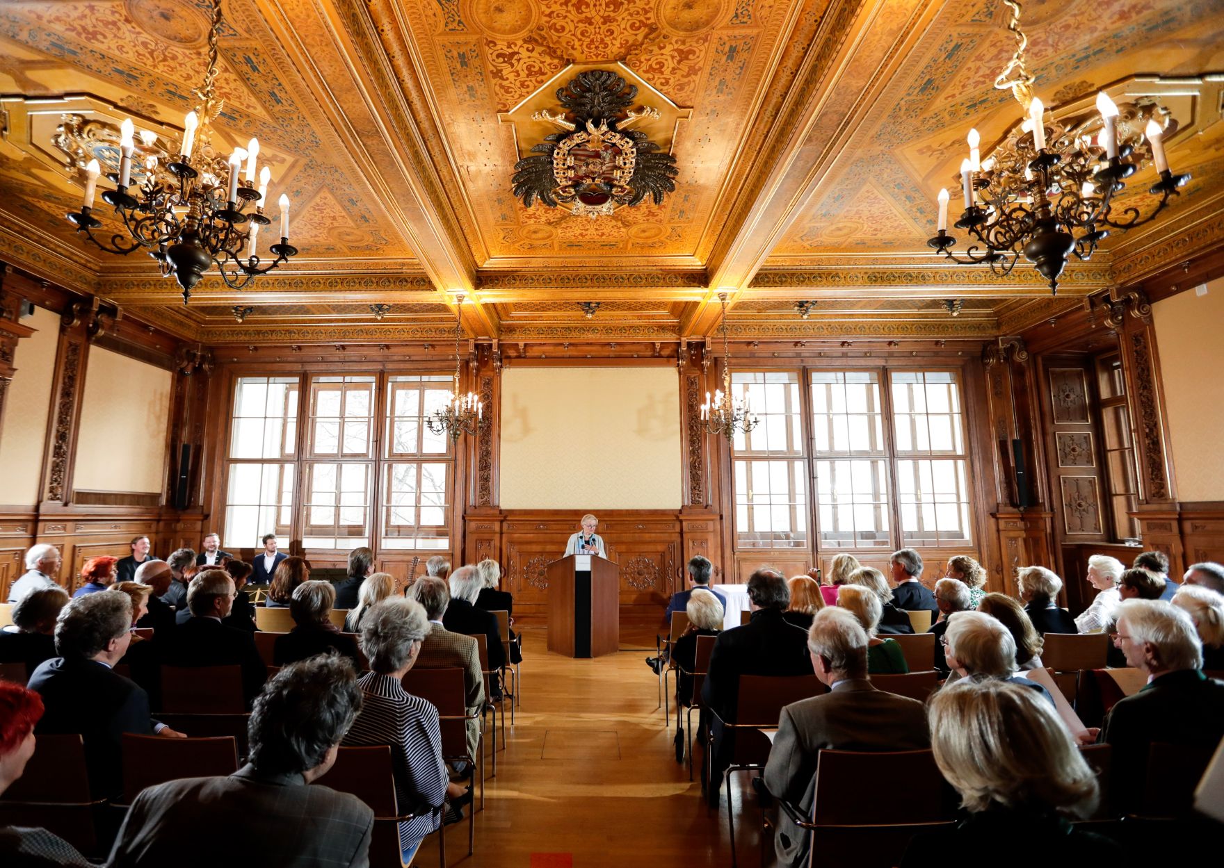Am 7. November 2018 &uuml;berreichte Sektionschef J&uuml;rgen Meindl das Gro&szlig;e Ehrenzeichen f&uuml;r Verdienste um die Republik &Ouml;sterreich an Karin Kathrein (im Bild) und die Urkunde &uuml;ber die Verleihung des Berufstitels Professor an Stephan-Matthias Lademann.