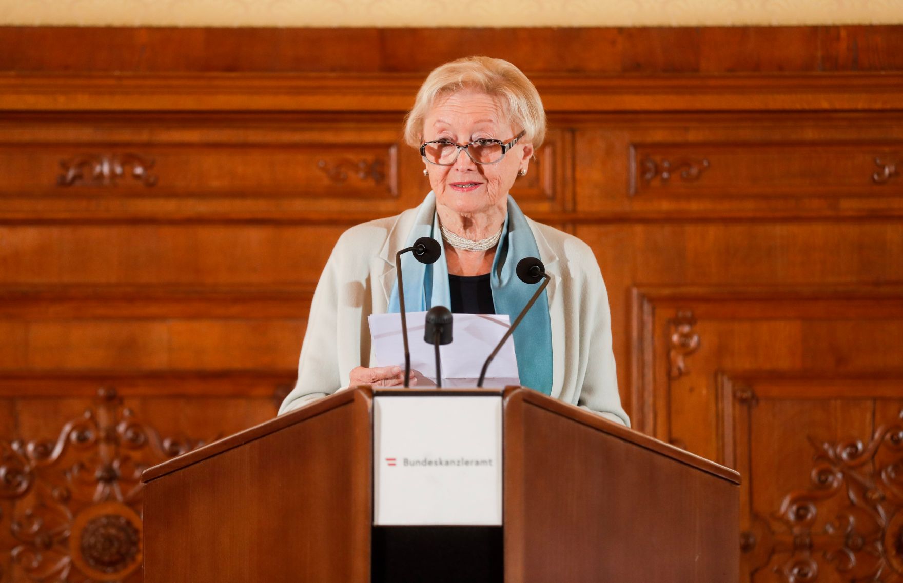 Am 7. November 2018 &uuml;berreichte Sektionschef J&uuml;rgen Meindl das Gro&szlig;e Ehrenzeichen f&uuml;r Verdienste um die Republik &Ouml;sterreich an Karin Kathrein (im Bild) und die Urkunde &uuml;ber die Verleihung des Berufstitels Professor an Stephan-Matthias Lademann.