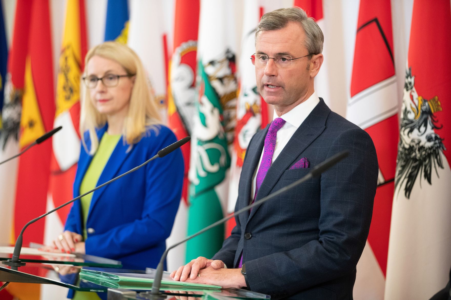 Bundesministerin Margarete Schramb&ouml;ck (l.) und Bundesminister Norbert Hofer (r.) beim Pressefoyer nach dem Ministerrat am 21. November 2018.