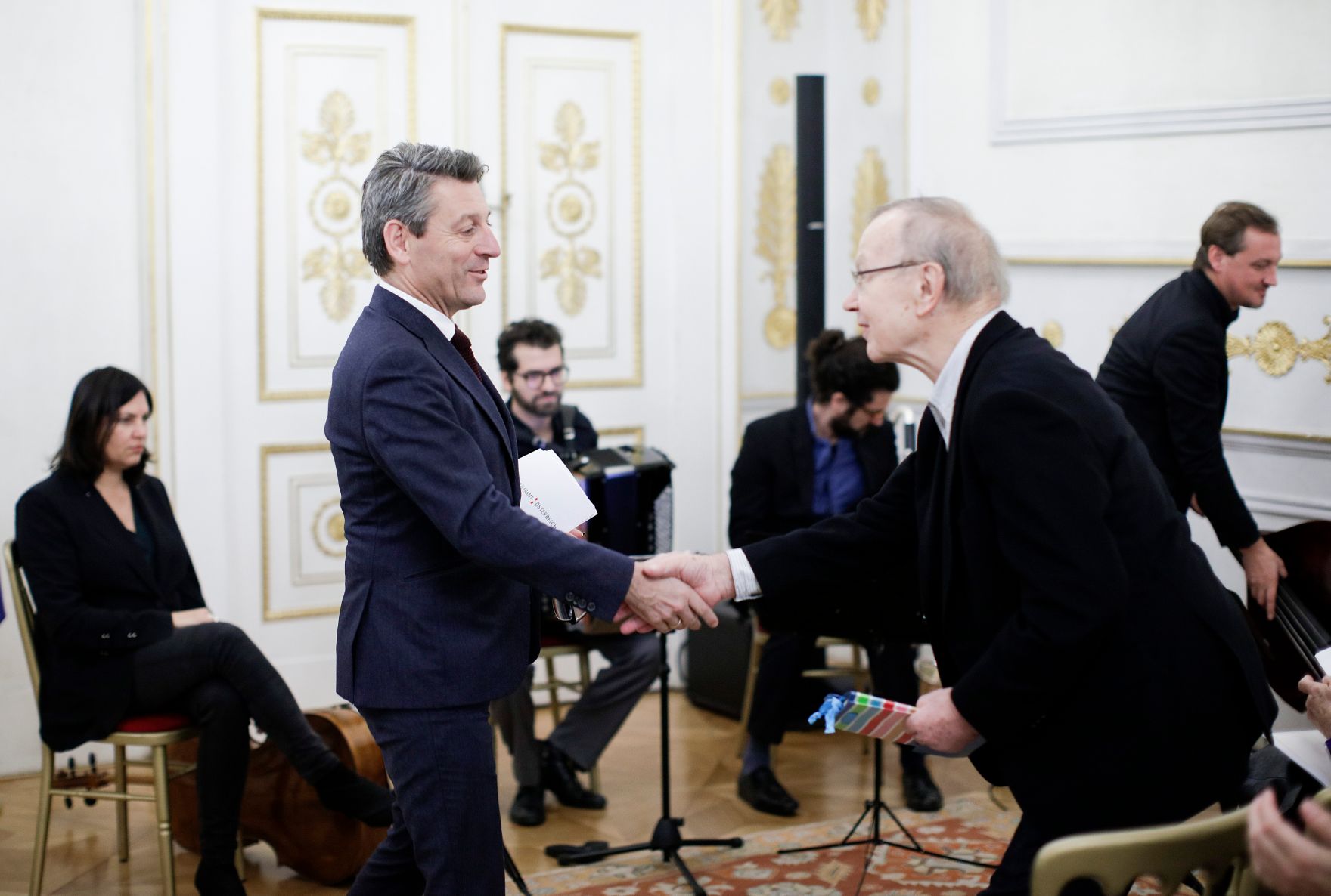 Am 22. November 2018 verlieh Sektionschef J&uuml;rgen Meindl (l.) den &Ouml;sterreichischen Staatspreis f&uuml;r Kulturpublizistik an Martin Pollack (r.).