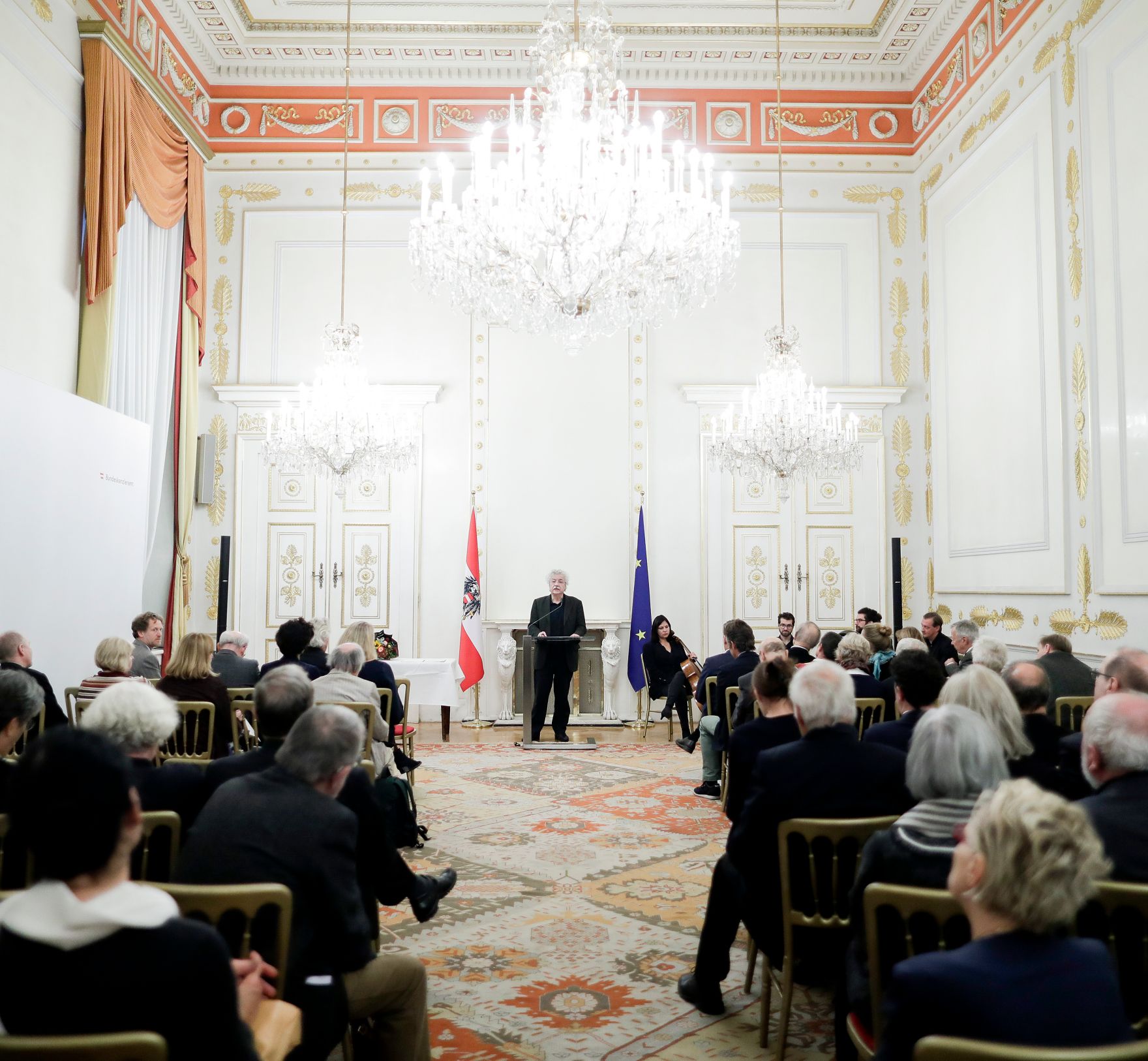Am 22. November 2018 verlieh Sektionschef J&uuml;rgen Meindl den &Ouml;sterreichischen Staatspreis f&uuml;r Kulturpublizistik an Martin Pollack. Im Bild der Laudator Karl Markus Gau&szlig;.