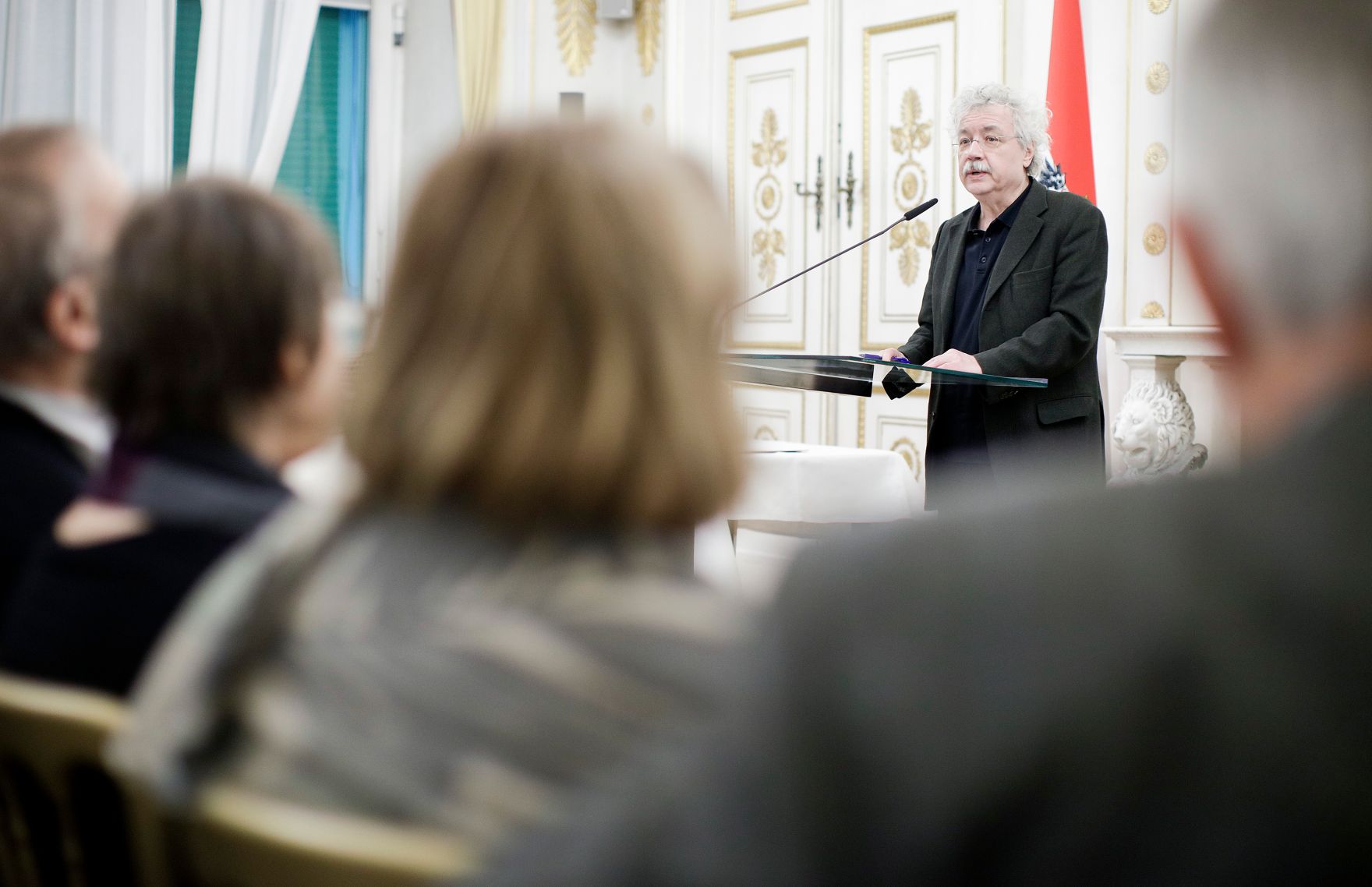 Am 22. November 2018 verlieh Sektionschef J&uuml;rgen Meindl den &Ouml;sterreichischen Staatspreis f&uuml;r Kulturpublizistik an Martin Pollack. Im Bild der Laudator Karl Markus Gau&szlig;.