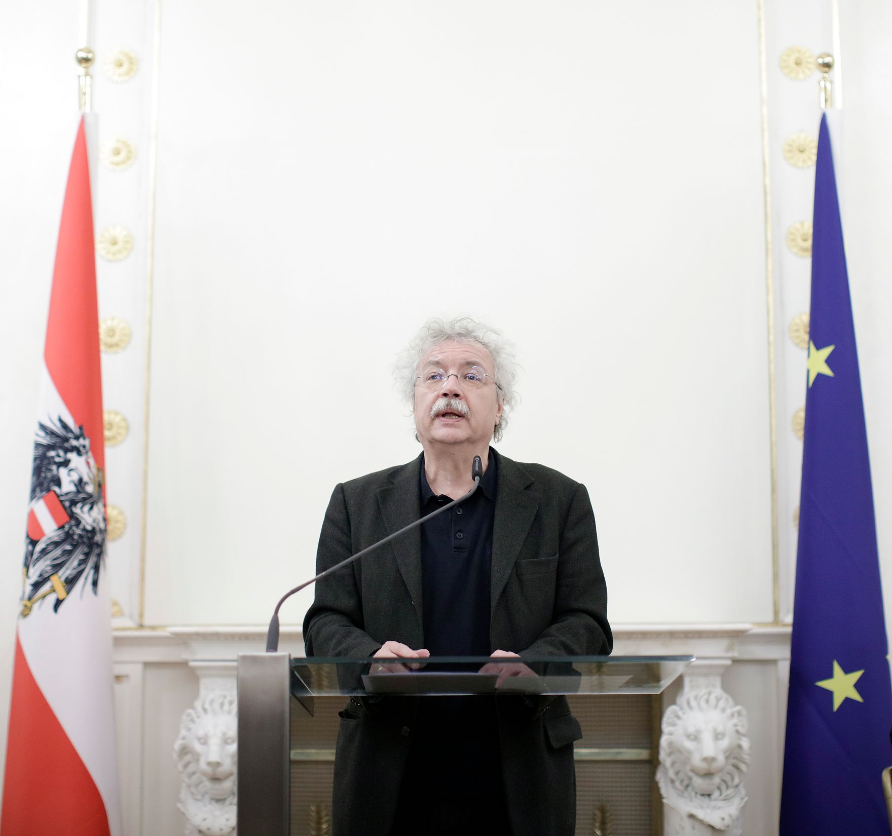 Am 22. November 2018 verlieh Sektionschef J&uuml;rgen Meindl den &Ouml;sterreichischen Staatspreis f&uuml;r Kulturpublizistik an Martin Pollack. Im Bild der Laudator Karl Markus Gau&szlig;.