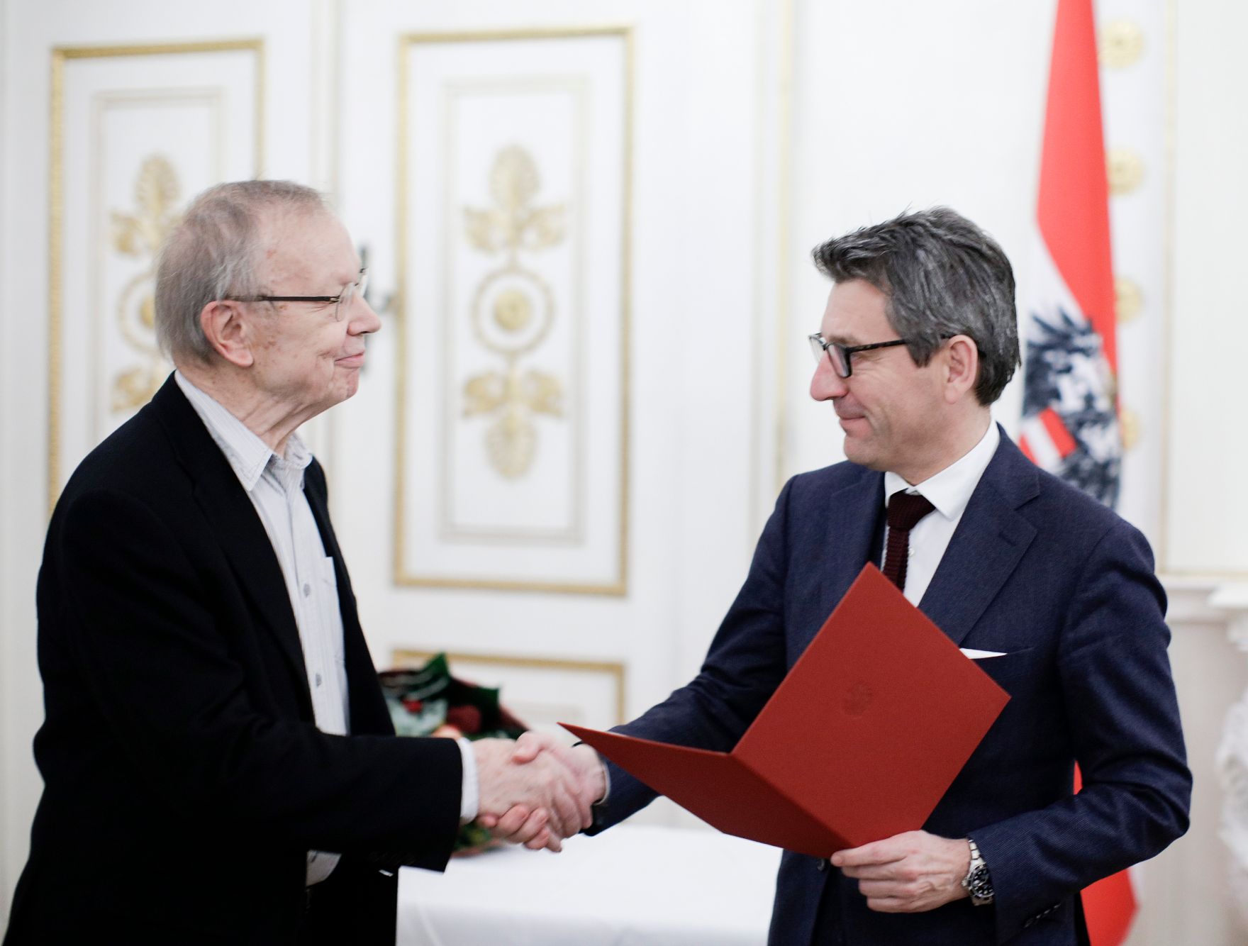 Am 22. November 2018 verlieh Sektionschef J&uuml;rgen Meindl (r.) den &Ouml;sterreichischen Staatspreis f&uuml;r Kulturpublizistik an Martin Pollack (l.).