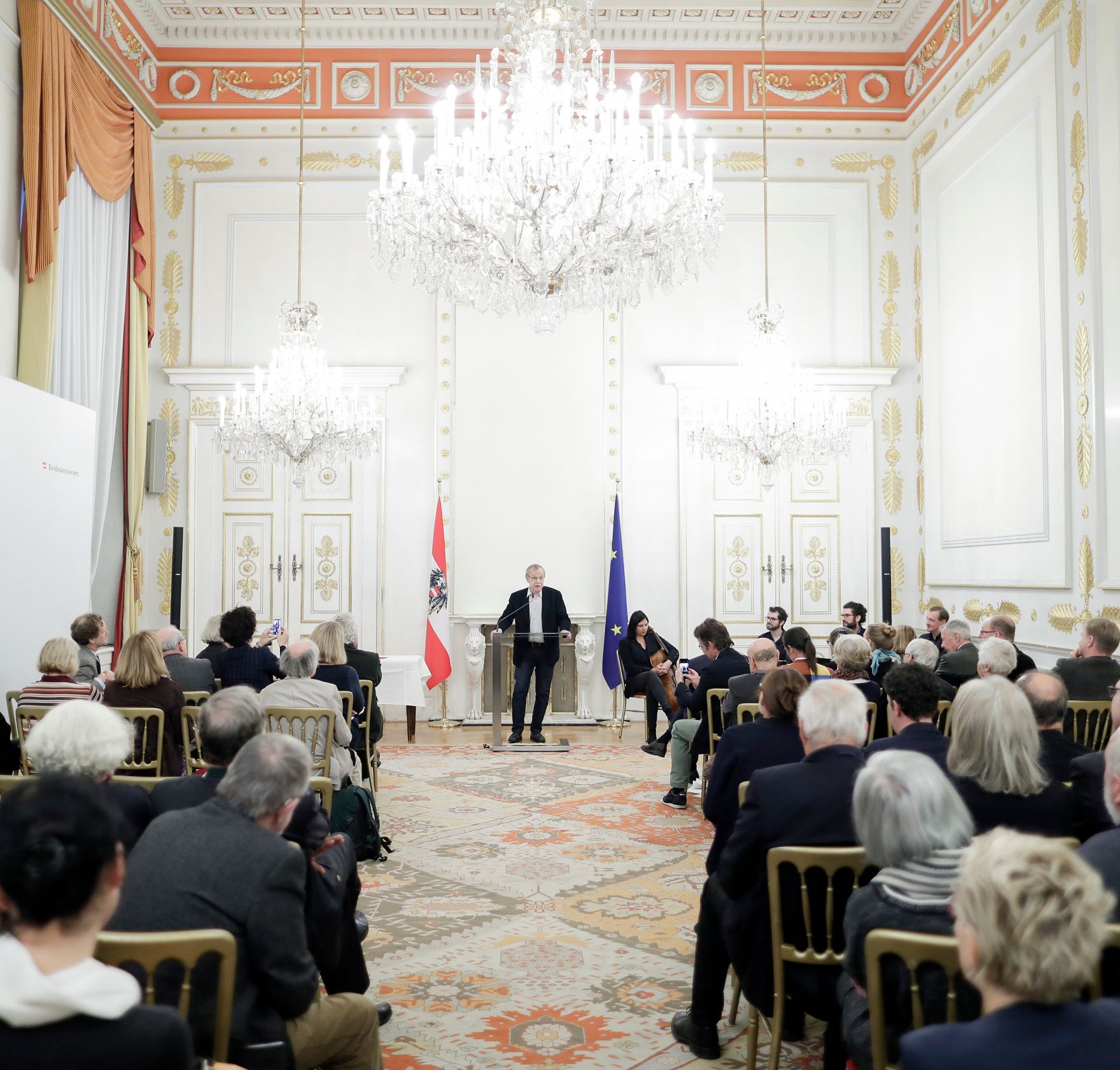 Am 22. November 2018 verlieh Sektionschef J&uuml;rgen Meindl den &Ouml;sterreichischen Staatspreis f&uuml;r Kulturpublizistik an Martin Pollack (im Bild).
