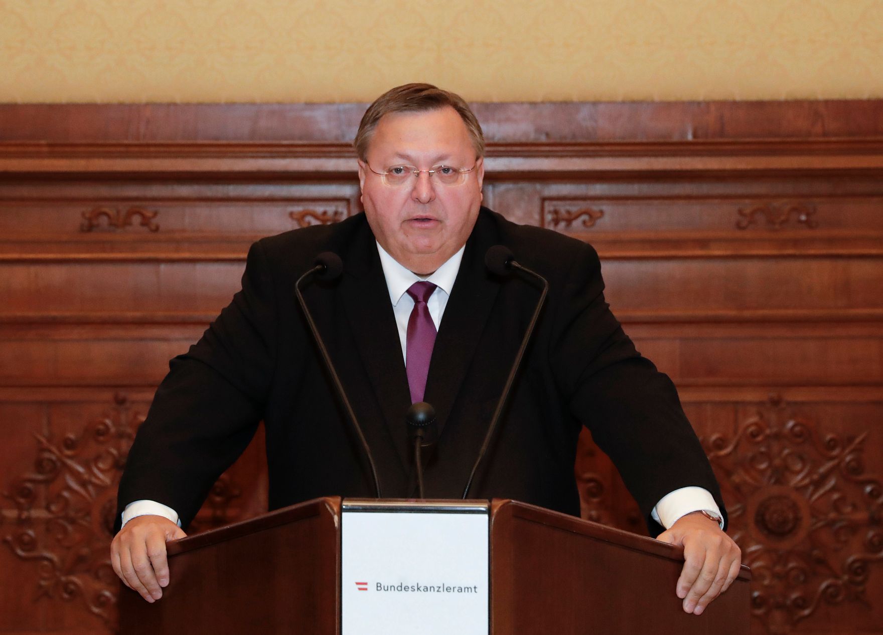 Am 26. November 2018 wurde das Gro&szlig;e Ehrenzeichen f&uuml;r Verdienste um die Republik &Ouml;sterreich an Harald Mandl (Autorenname Matthias Mander) verliehen. Im Bild Reinhold Hohengartner.