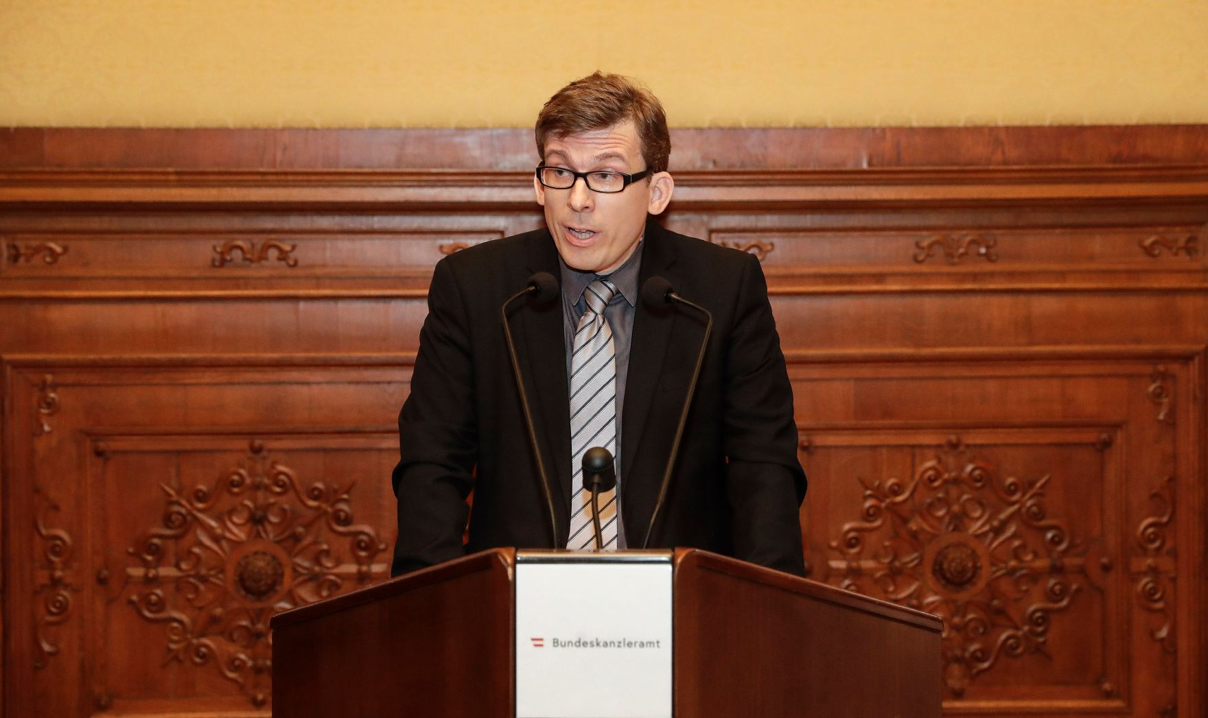 Am 26. November 2018 wurde das Gro&szlig;e Ehrenzeichen f&uuml;r Verdienste um die Republik &Ouml;sterreich an Harald Mandl (Autorenname Matthias Mander) verliehen. Im Bild der Laudator Christian Teissl.