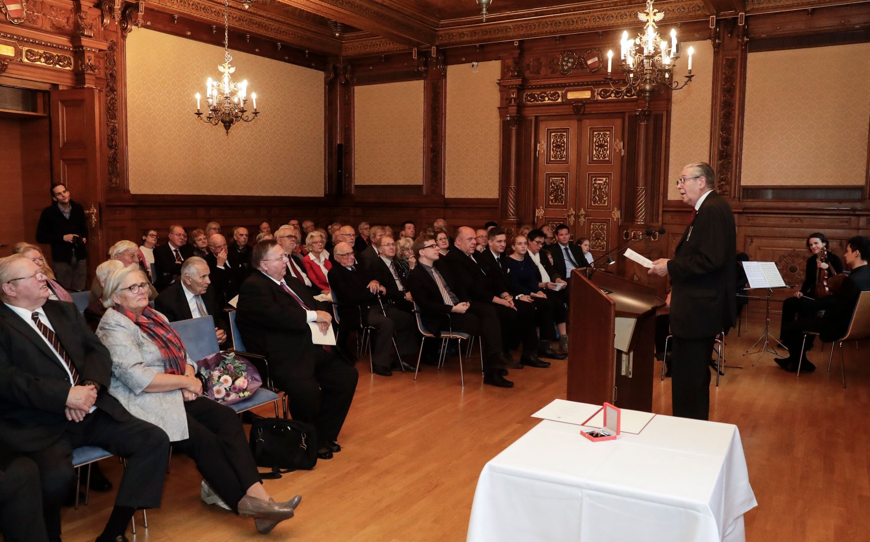 Am 26. November 2018 wurde das Gro&szlig;e Ehrenzeichen f&uuml;r Verdienste um die Republik &Ouml;sterreich an Harald Mandl (Autorenname Matthias Mander) (r.) verliehen.