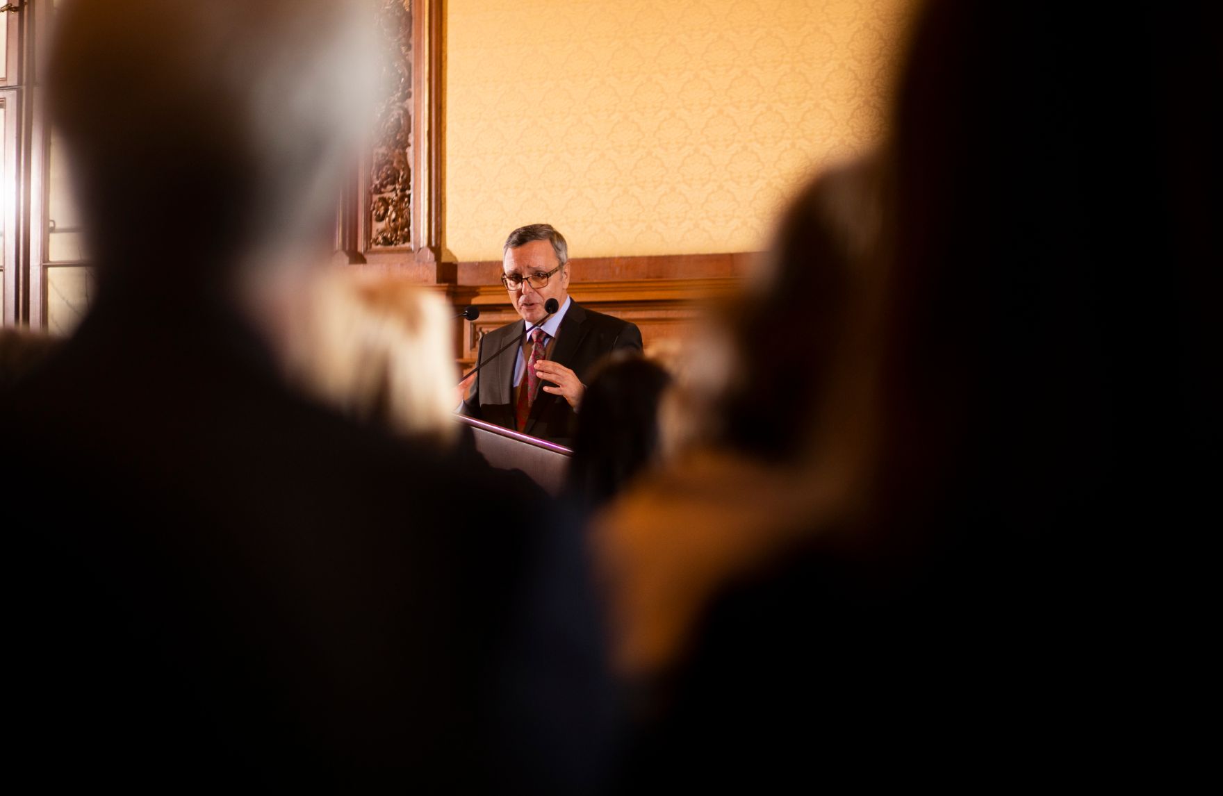 Am 26. November 2018 &uuml;berreichte Reinhold Hohengartner die Urkunden &uuml;ber die Verleihung des Berufstitels Professorin an Gertrude Kisser und des Berufstitels Professor an Franz Helfersdorfer. Im Bild der Laudator Manfred Mannsfeld.