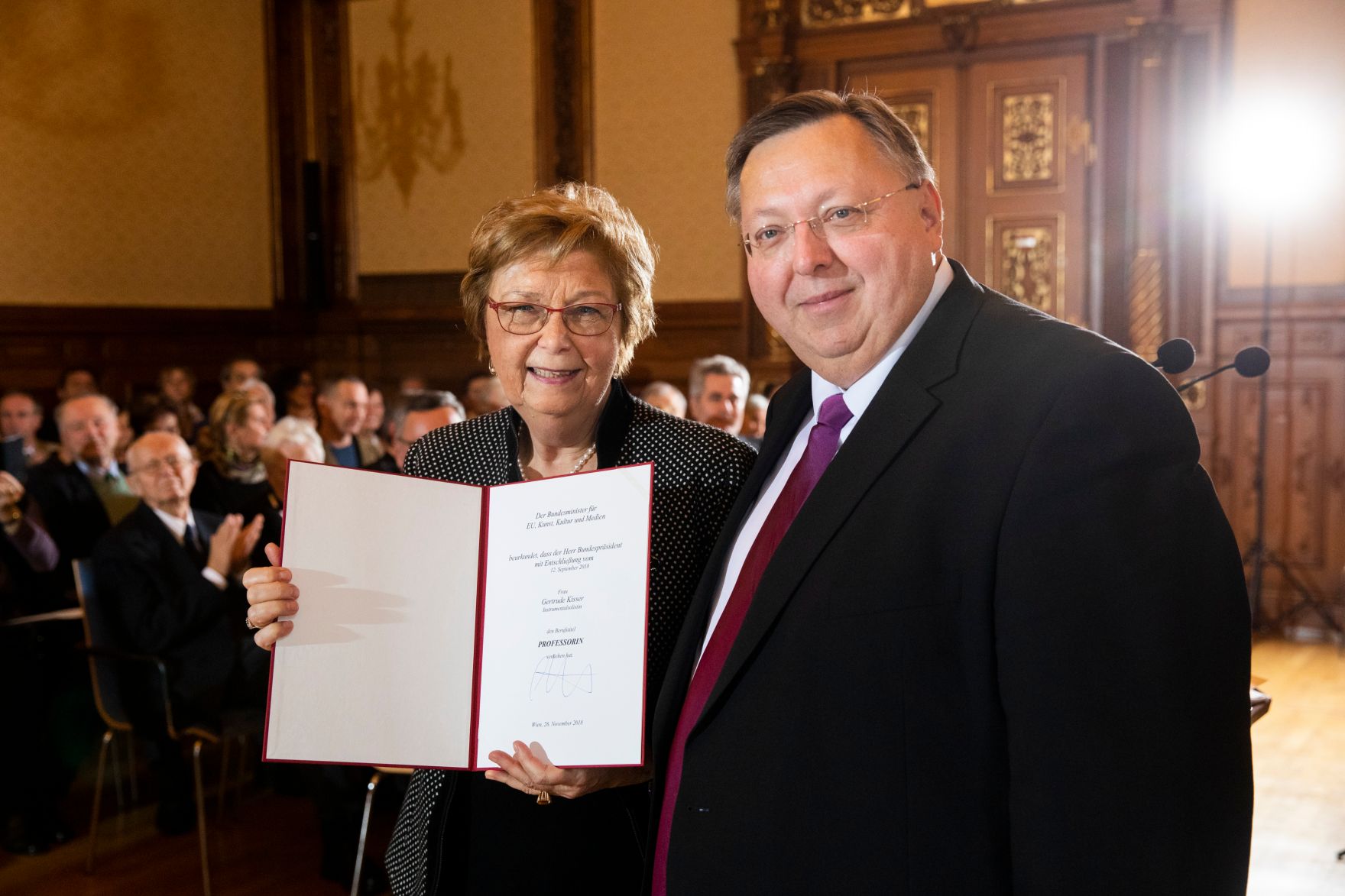 Am 26. November 2018 &uuml;berreichte Reinhold Hohengartner (r.) die Urkunden &uuml;ber die Verleihung des Berufstitels Professorin an Gertrude Kisser (l.) und des Berufstitels Professor an Franz Helfersdorfer.