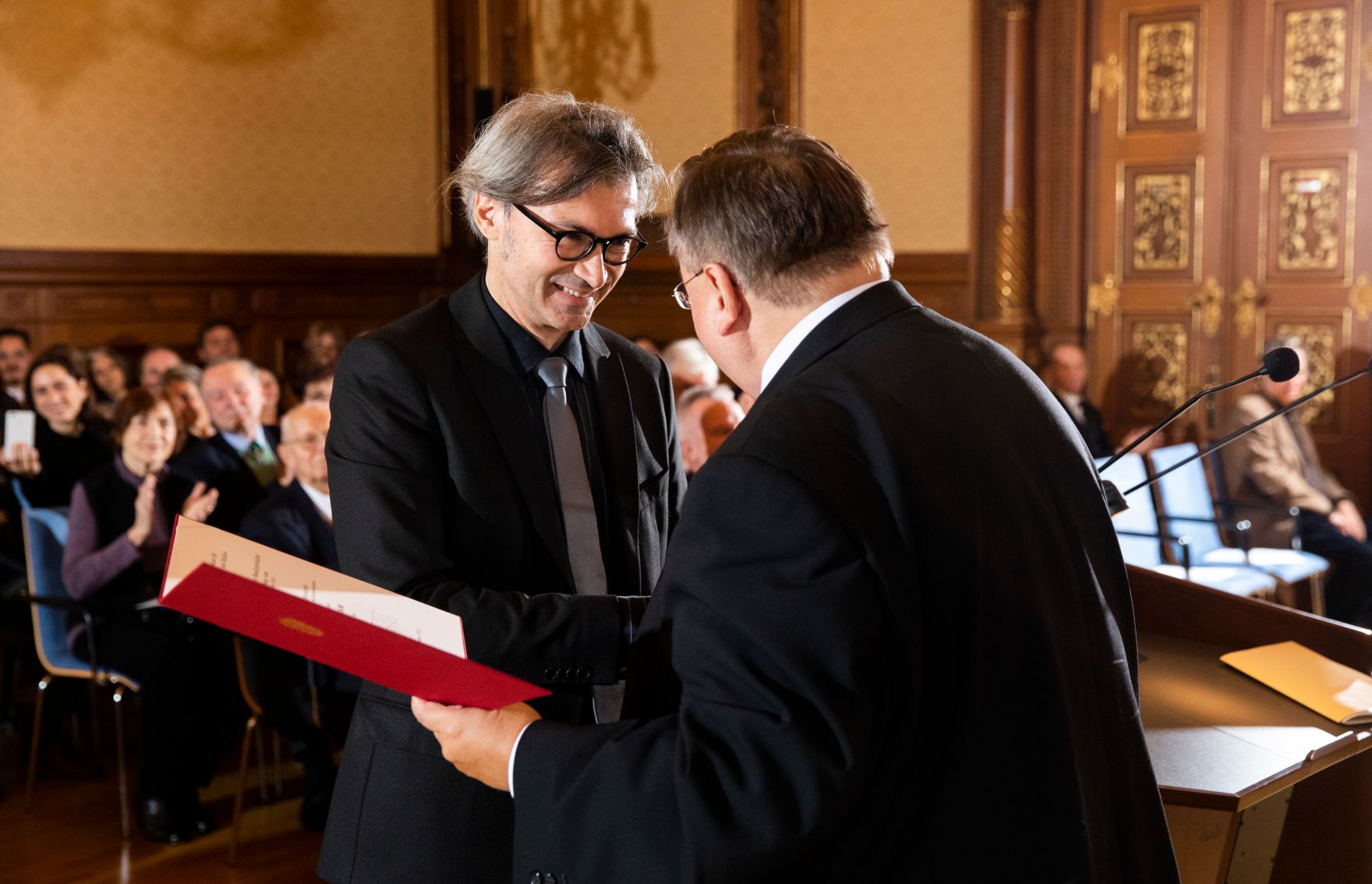 Am 26. November 2018 &uuml;berreichte Reinhold Hohengartner (r.) die Urkunden &uuml;ber die Verleihung des Berufstitels Professorin an Gertrude Kisser und des Berufstitels Professor an Franz Helfersdorfer (l.).