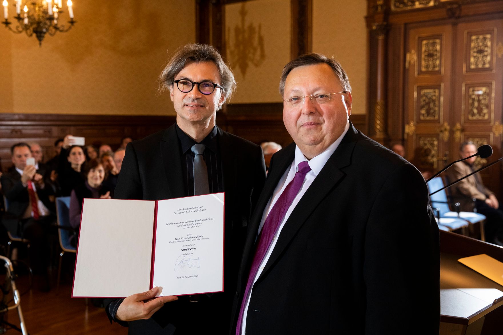 Am 26. November 2018 &uuml;berreichte Reinhold Hohengartner (r.) die Urkunden &uuml;ber die Verleihung des Berufstitels Professorin an Gertrude Kisser und des Berufstitels Professor an Franz Helfersdorfer (l.).