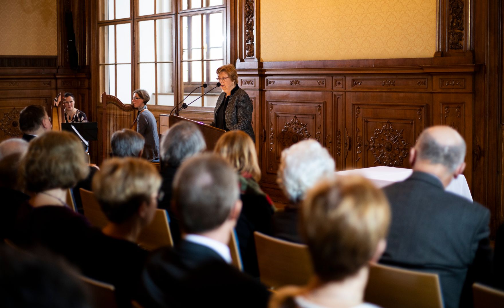 Am 26. November 2018 &uuml;berreichte Reinhold Hohengartner die Urkunden &uuml;ber die Verleihung des Berufstitels Professorin an Gertrude Kisser (im Bild) und des Berufstitels Professor an Franz Helfersdorfer.