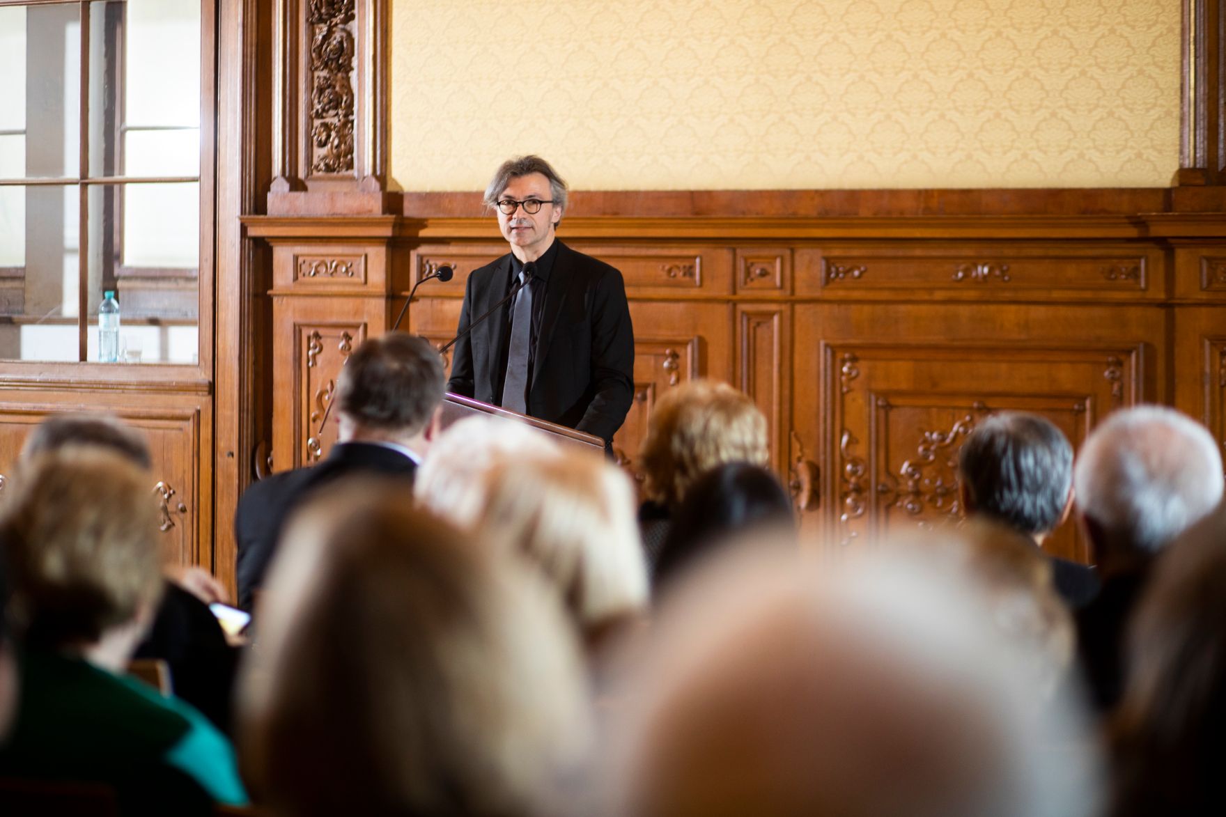 Am 26. November 2018 &uuml;berreichte Reinhold Hohengartner die Urkunden &uuml;ber die Verleihung des Berufstitels Professorin an Gertrude Kisser und des Berufstitels Professor an Franz Helfersdorfer (im Bild).